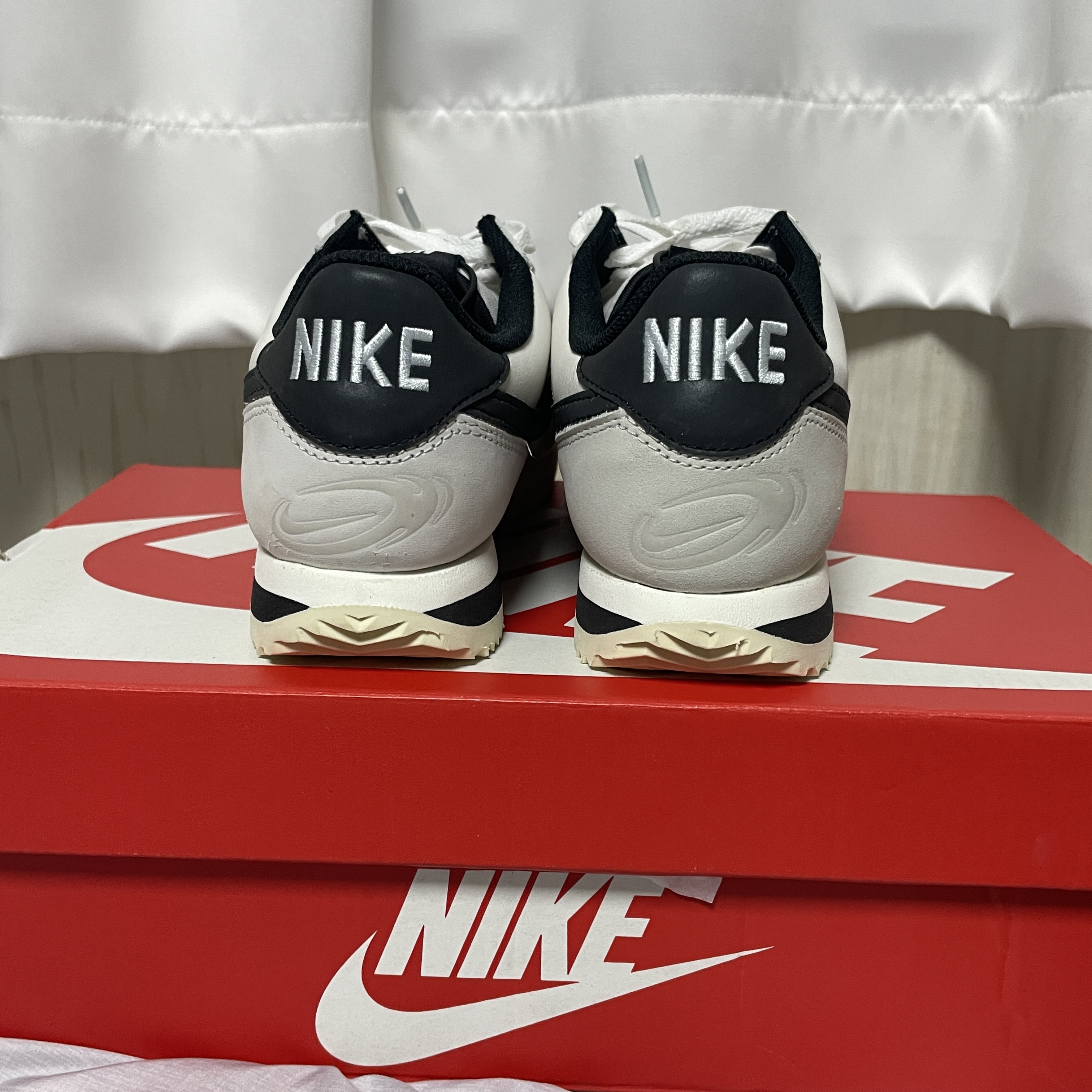 (W) Nike Cortez SE Supersonic Phantom Light Bone 착용 스타일 - 4