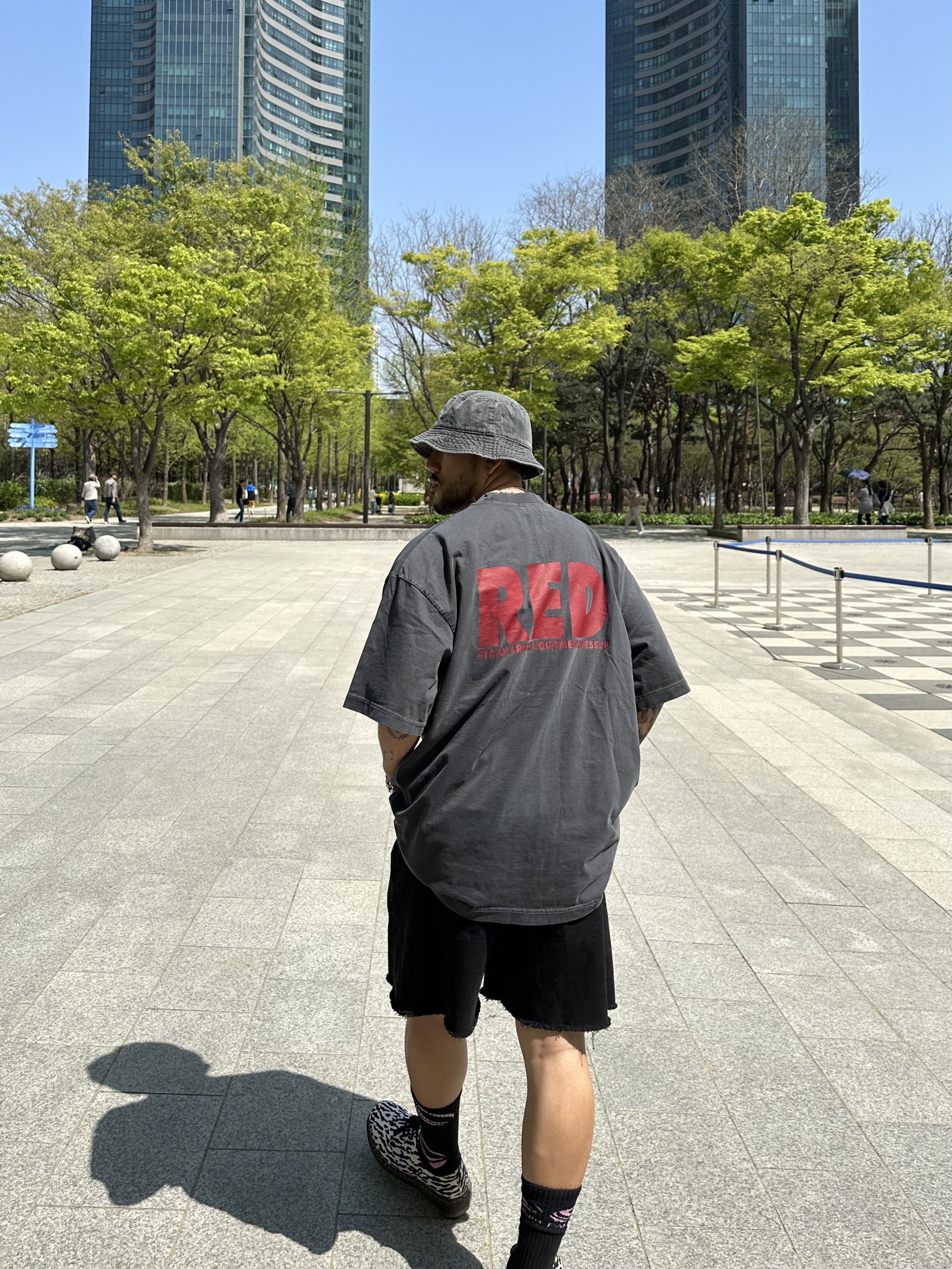 Stussy Washed Stock Bucket Hat Charcoal, Dr. Martens x Wacko Maria 1461 Tiger Camo Hair On Black White 착용 스타일 - 4