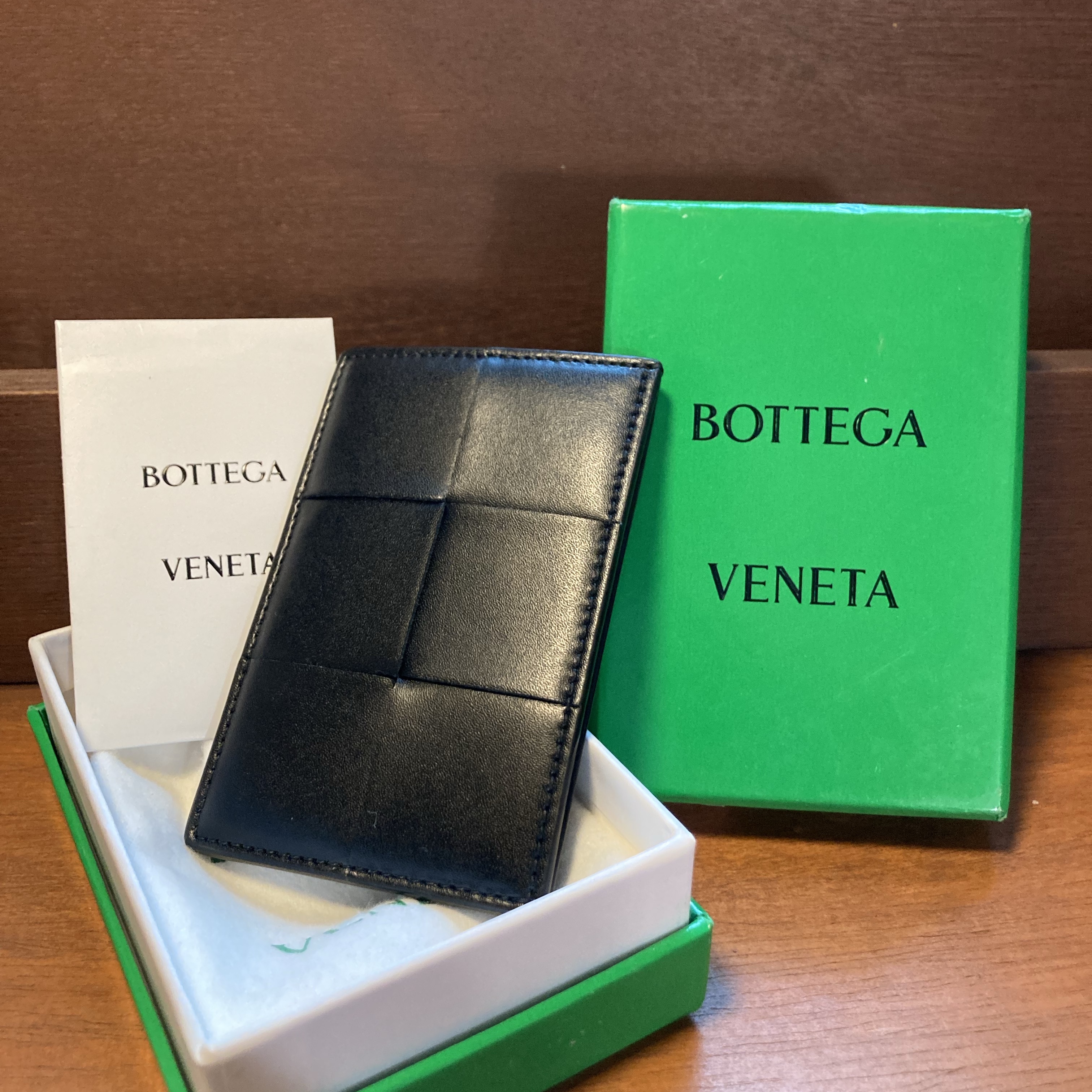 Bottega Veneta Credit Card Case Lambskin & Calfskin Black 착용 스타일