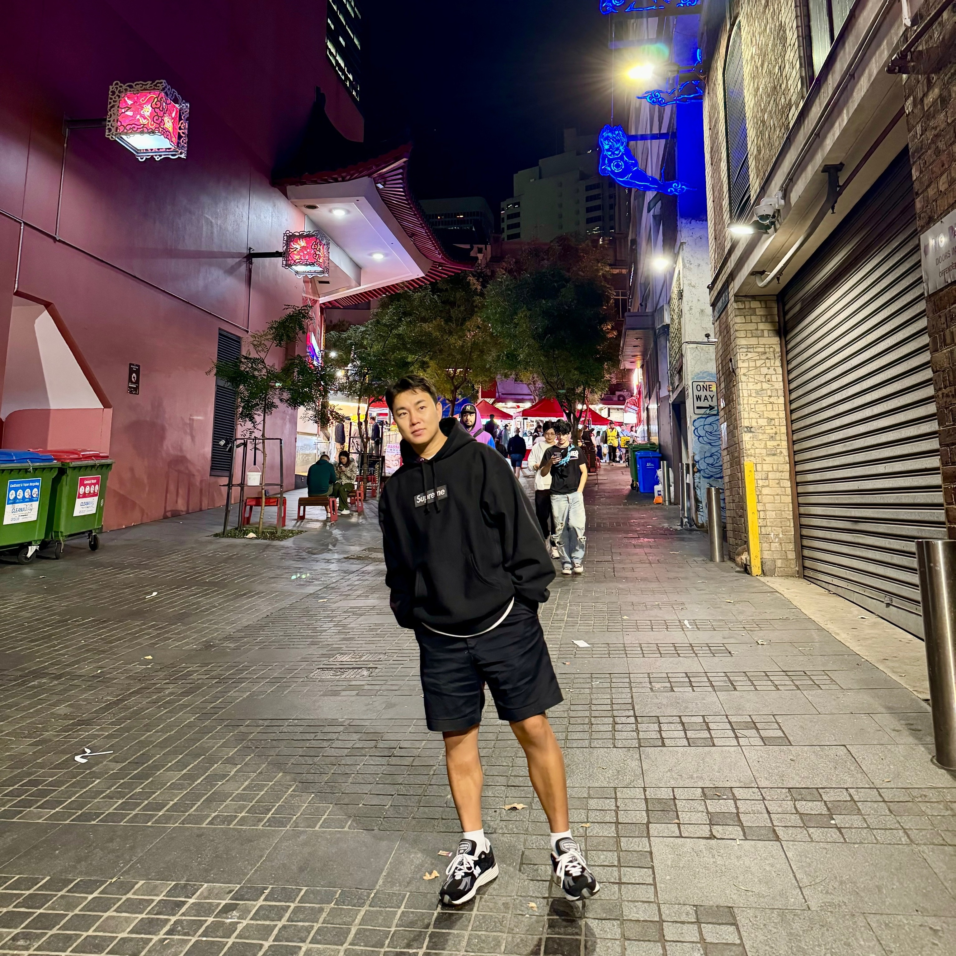 Supreme Box Logo Hooded Sweatshirt Black - 23FW, New Balance 991v2 Made in UK Black 착용 스타일 - 2