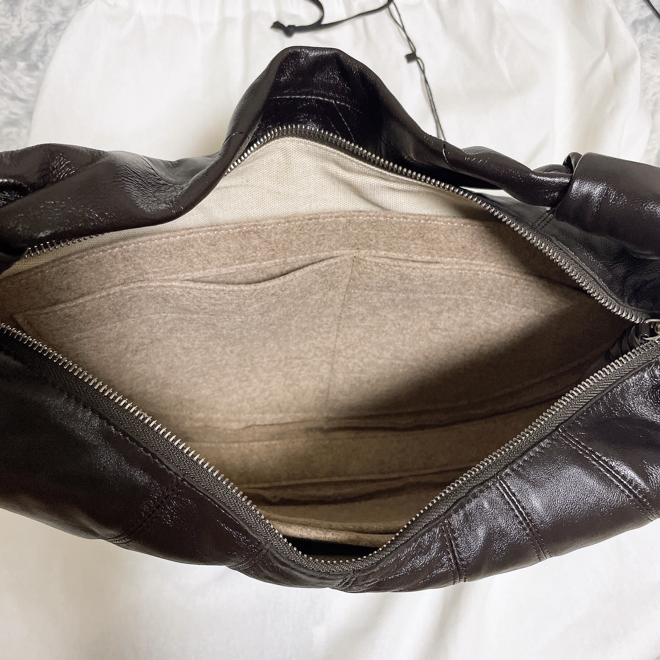 Lemaire Fortune Croissant Bag Soft Nappa Leather Dark Chocolate 착용 스타일 - 2