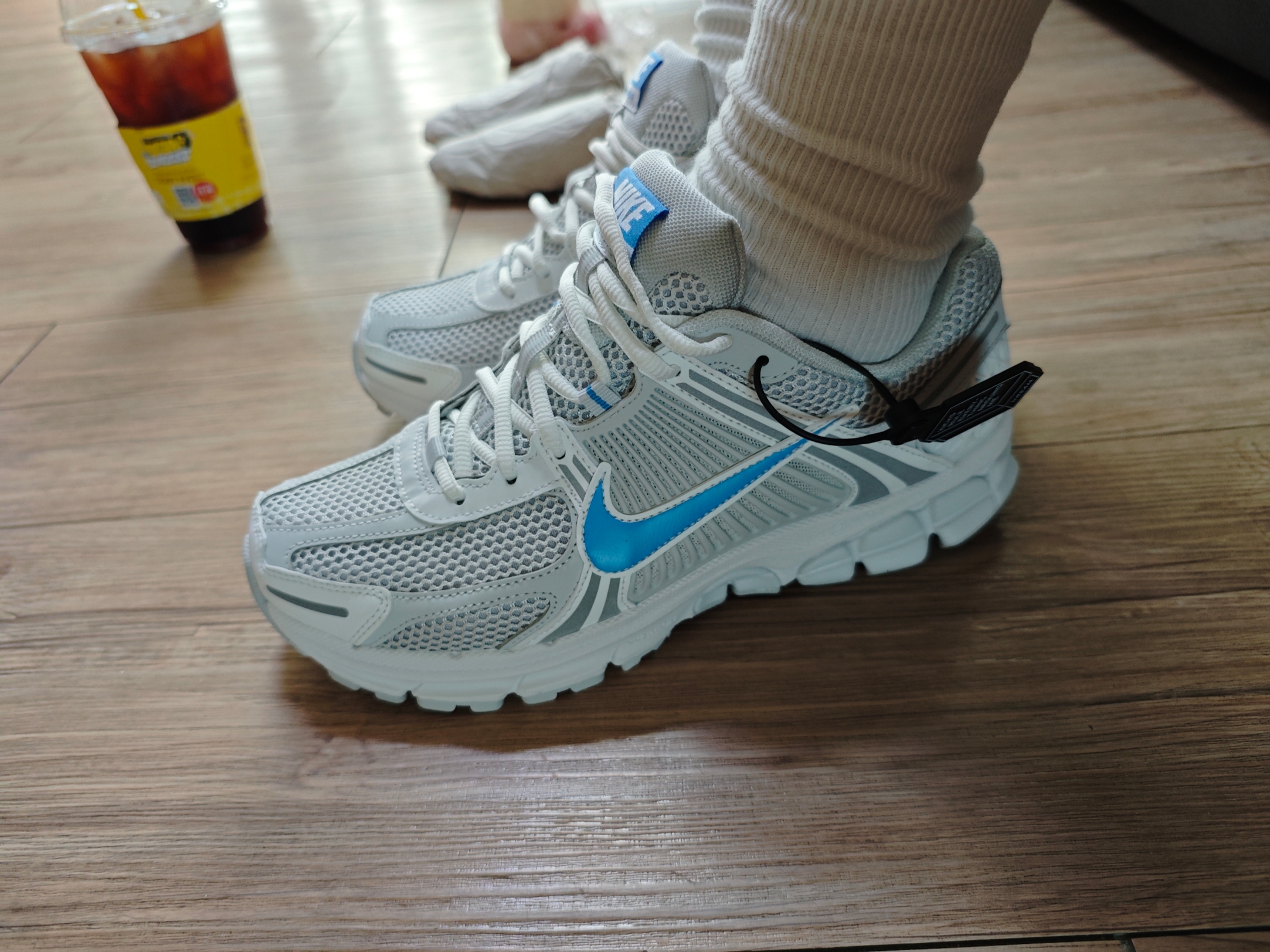Nike Zoom Vomero 5 Photon Dust and University Blue 착용 스타일 - 2