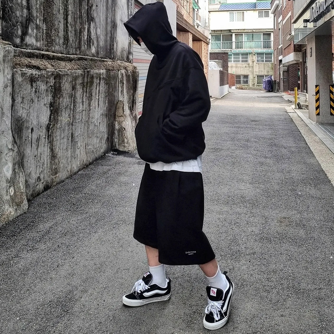 Vans Knu-Skool Black True White, Undermycar Mu.16 Anti Fxxking Logo Play Oversized One Tuck Sweat Shorts Black 착용 스타일 - 1