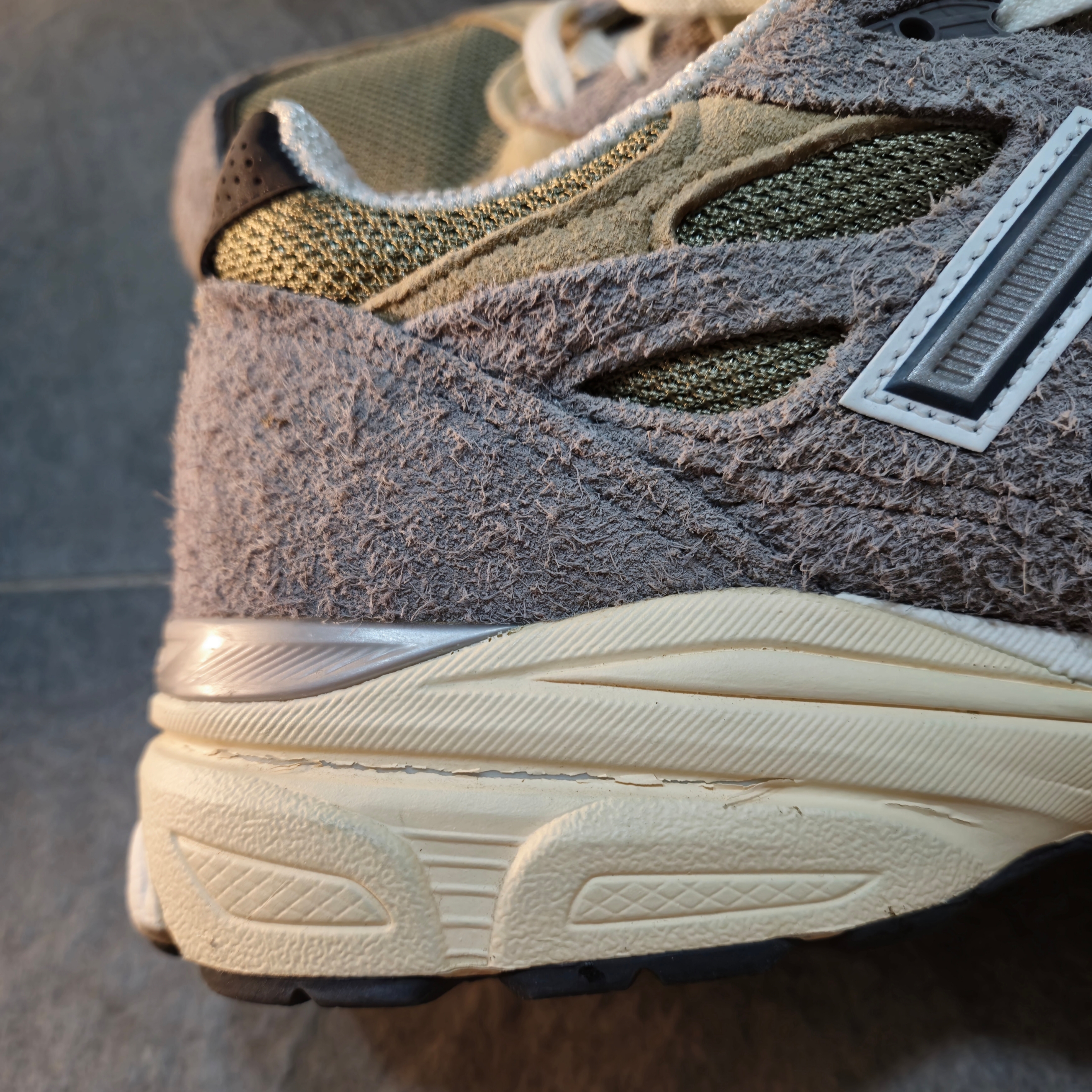 New Balance 990v3 Made in USA Marblehead Incense 착용 스타일 - 2