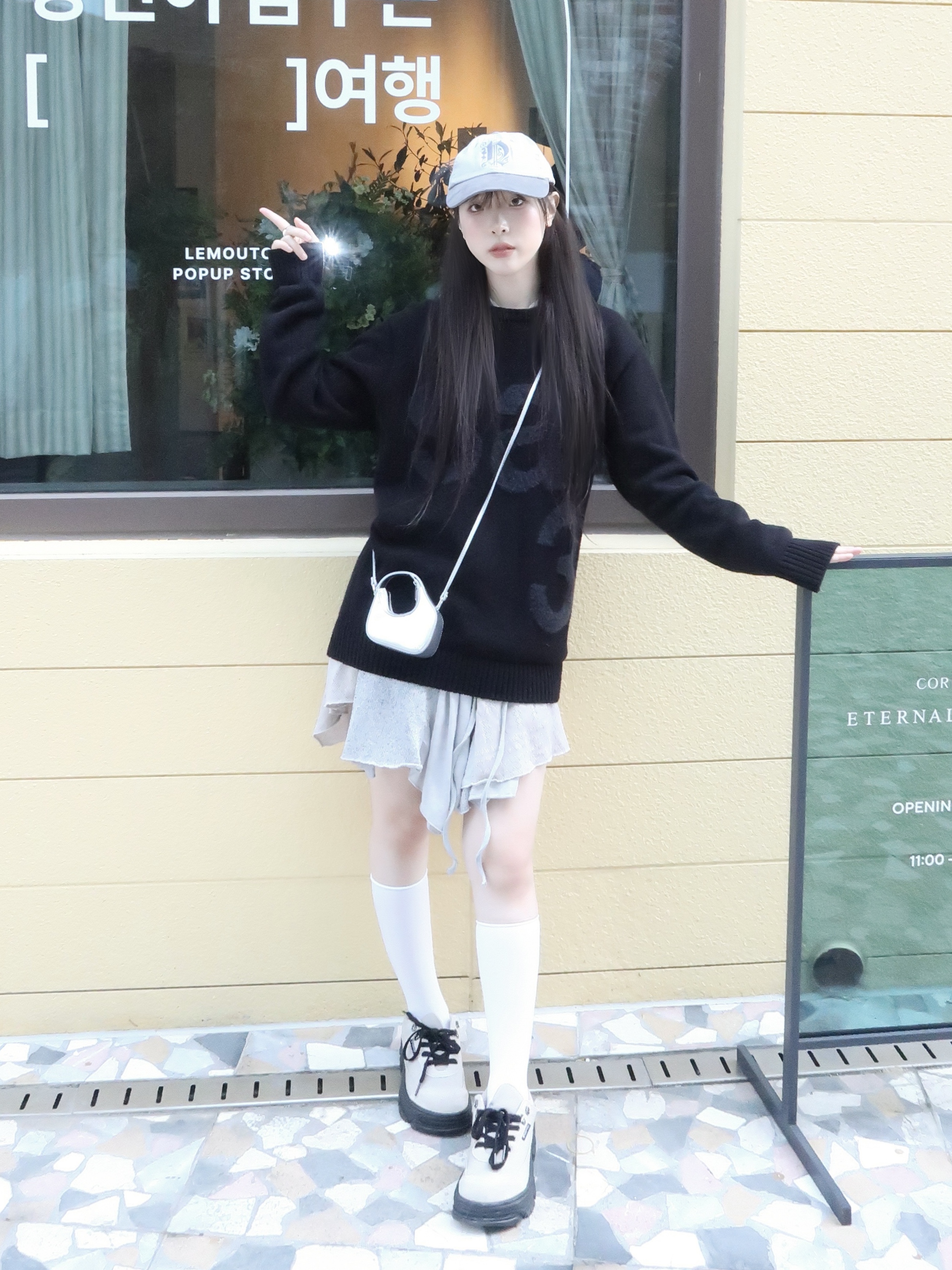 [KREAM 단독] Safarispot Basic Safari Knit Black, STUDIOTABLE Crepe Mini Bag Silver 착용 스타일 - 1