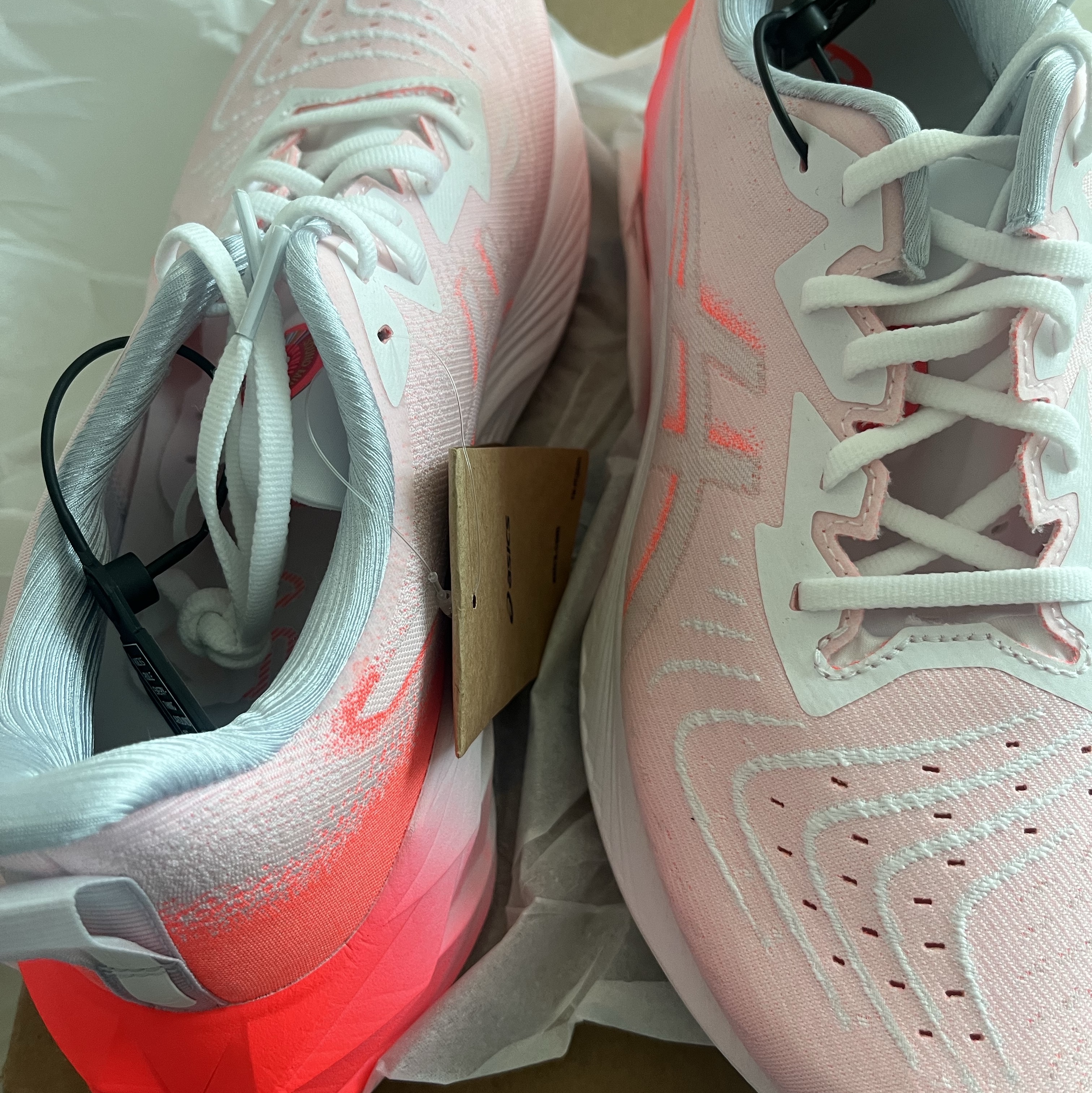 Asics Novablast 4 White Sunrise Red 착용 스타일 - 1