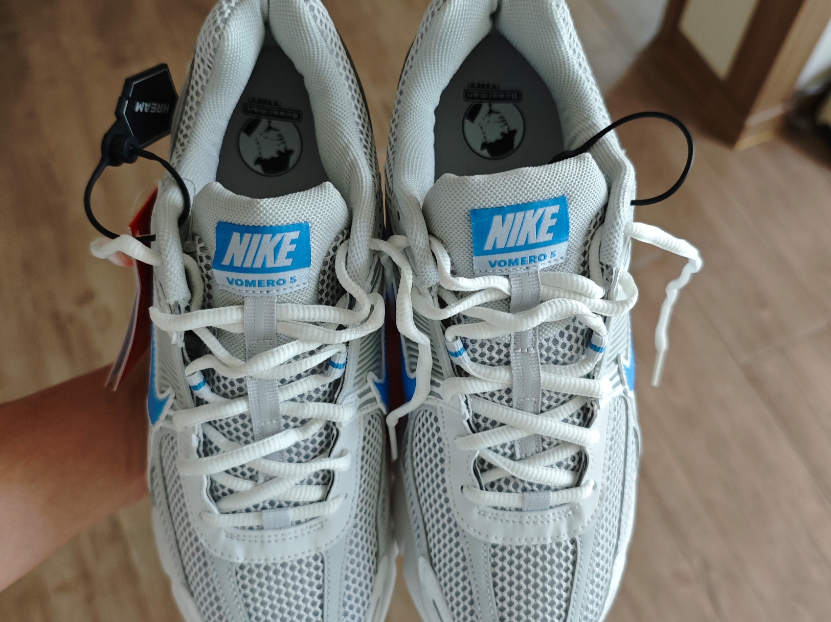 Nike Zoom Vomero 5 Photon Dust and University Blue 착용 스타일 - 6