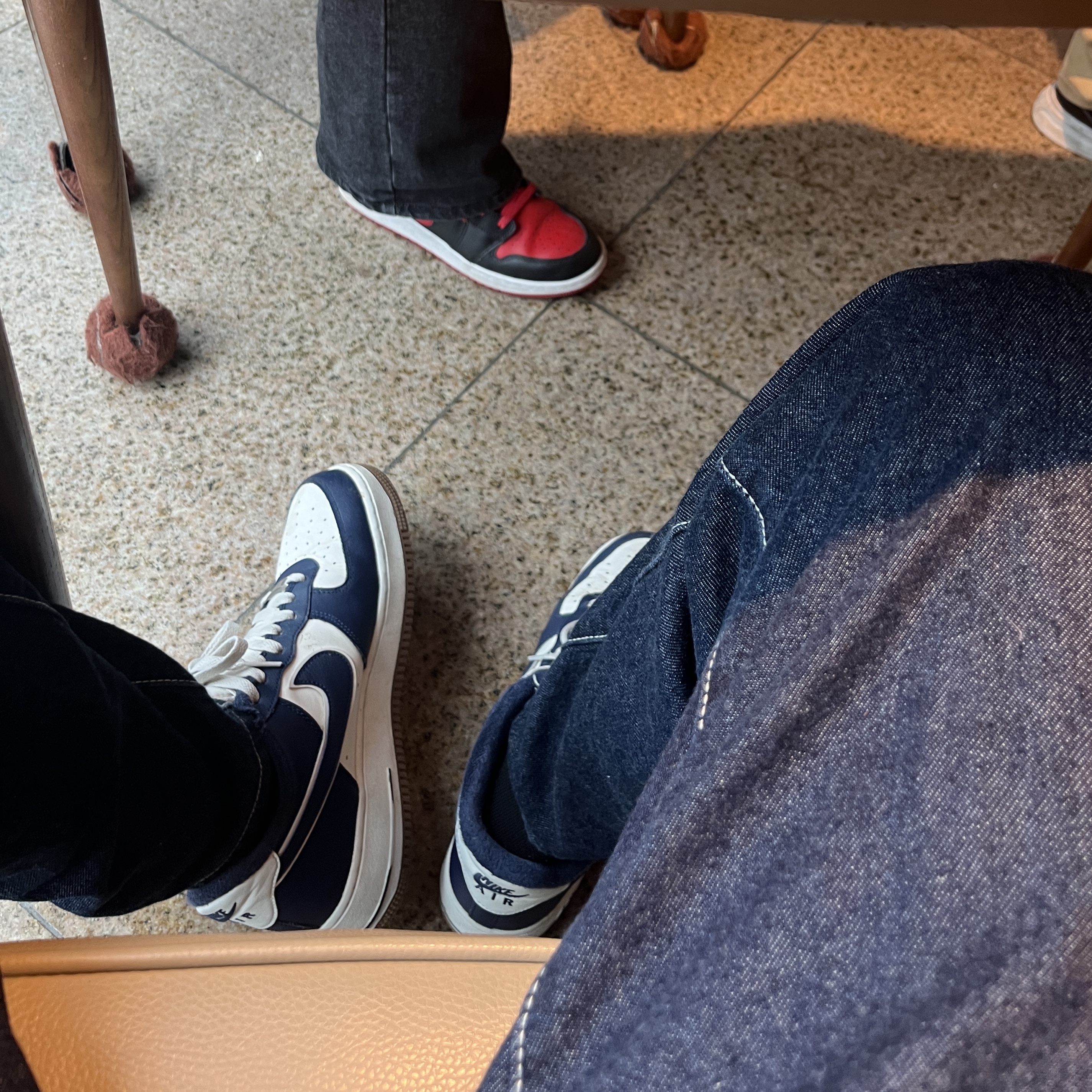 Nike Air Force 1 '07 LV8 Midnight Navy 착용 스타일