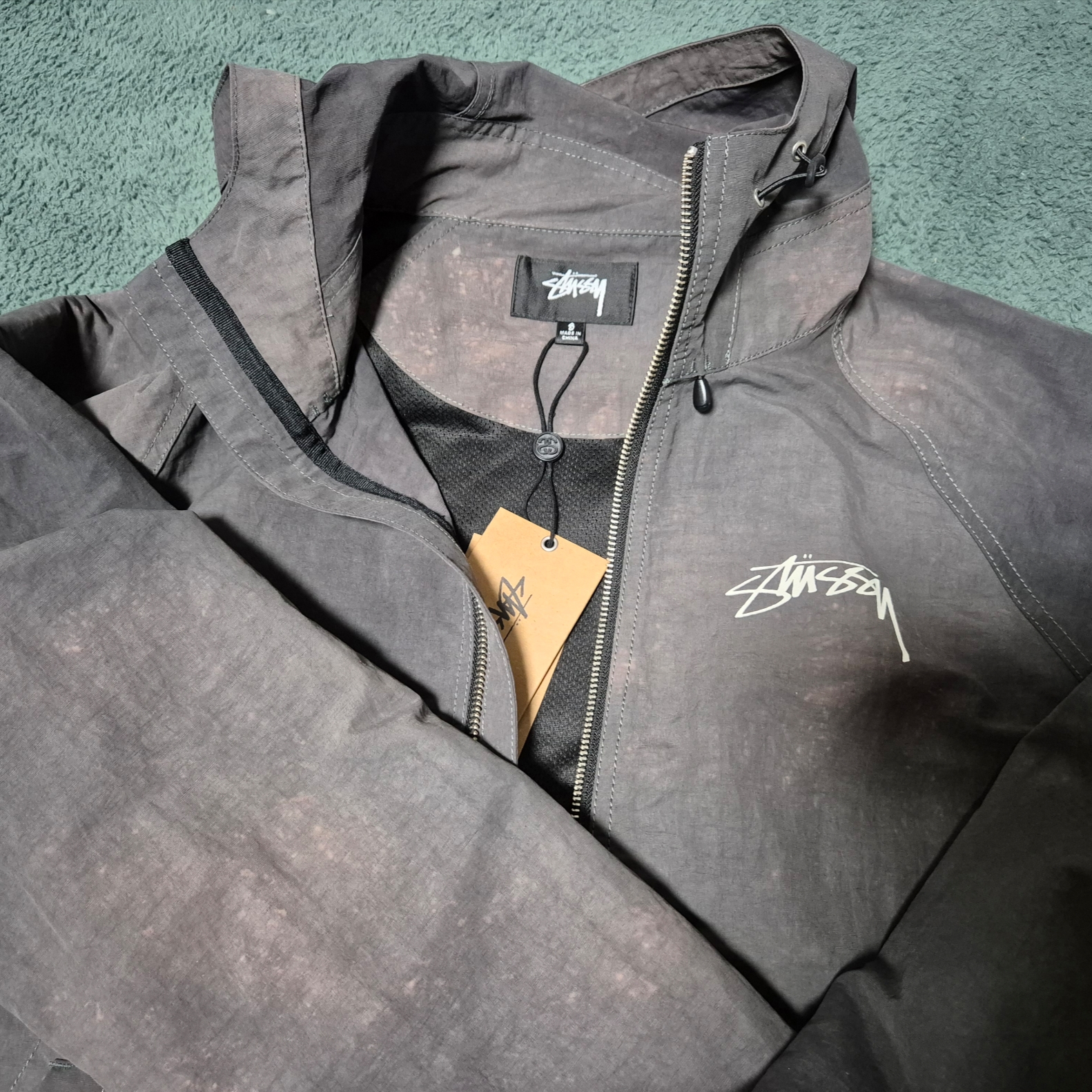 Stussy Wave Dye Beach Shell Jacket Black 착용 스타일