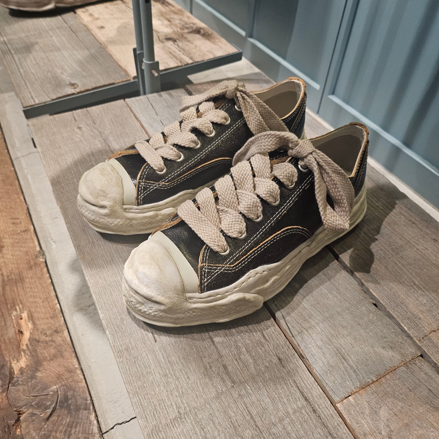 Maison Mihara Yasuhiro Hank OG Sole Leather Low-top Sneakers Black 착용 스타일