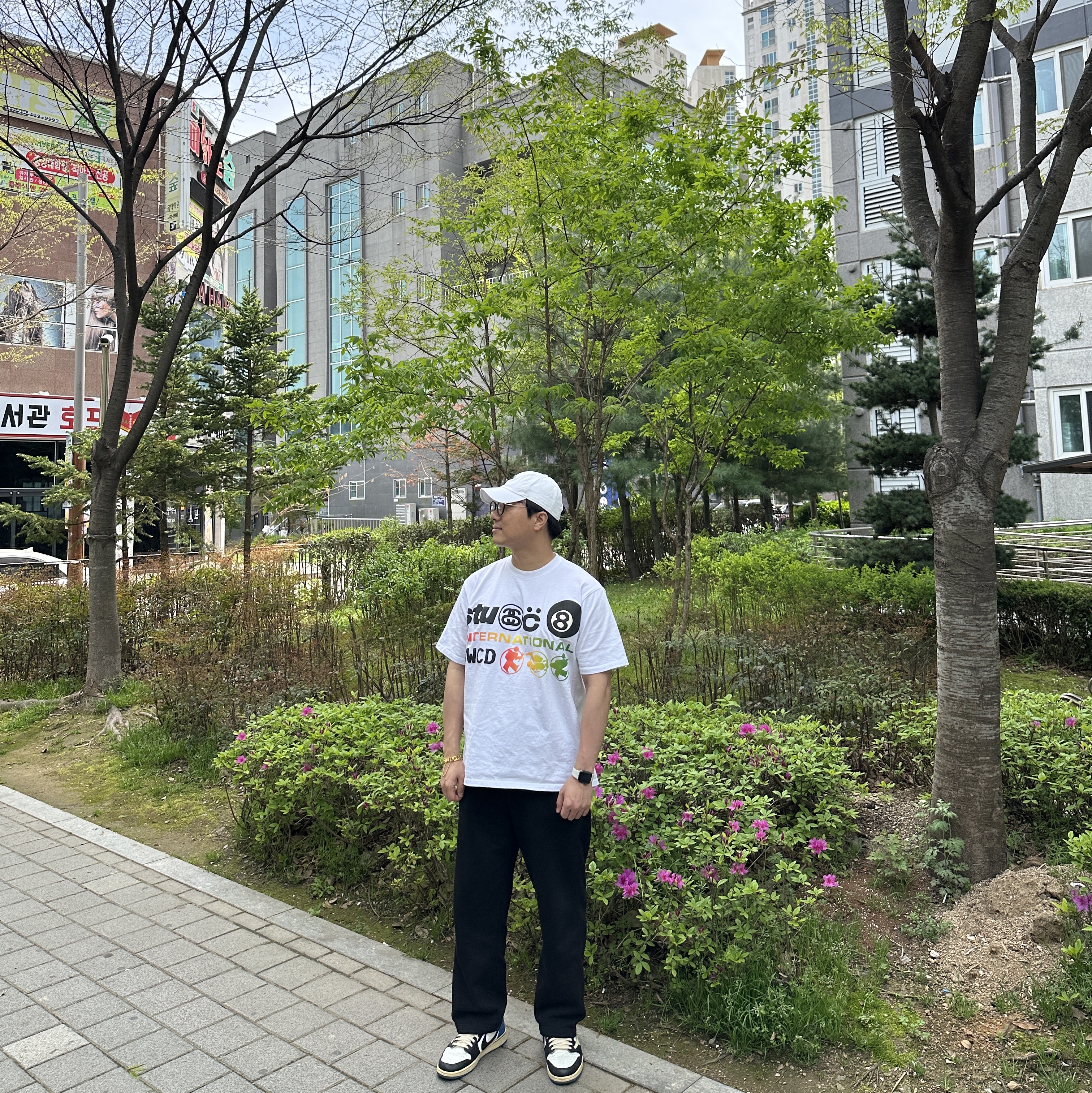 Stussy x Cactus Plant Flea Market International T-Shirt White, Jordan 1 x Travis Scott x Fragment Retro Low OG SP Military Blue 착용 스타일 - 2