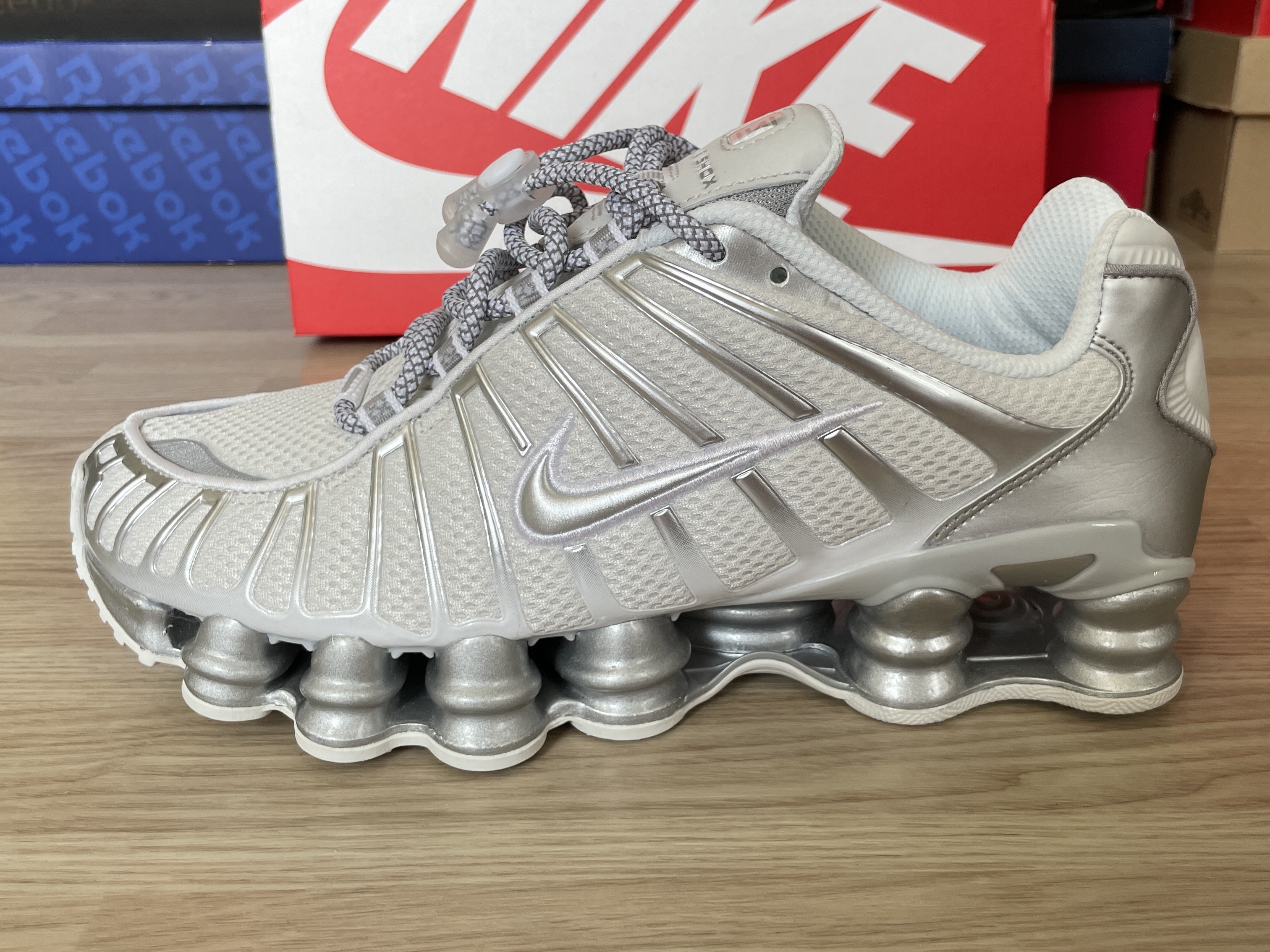 (W) Nike Shox TL Metallic Silver 착용 스타일 - 1