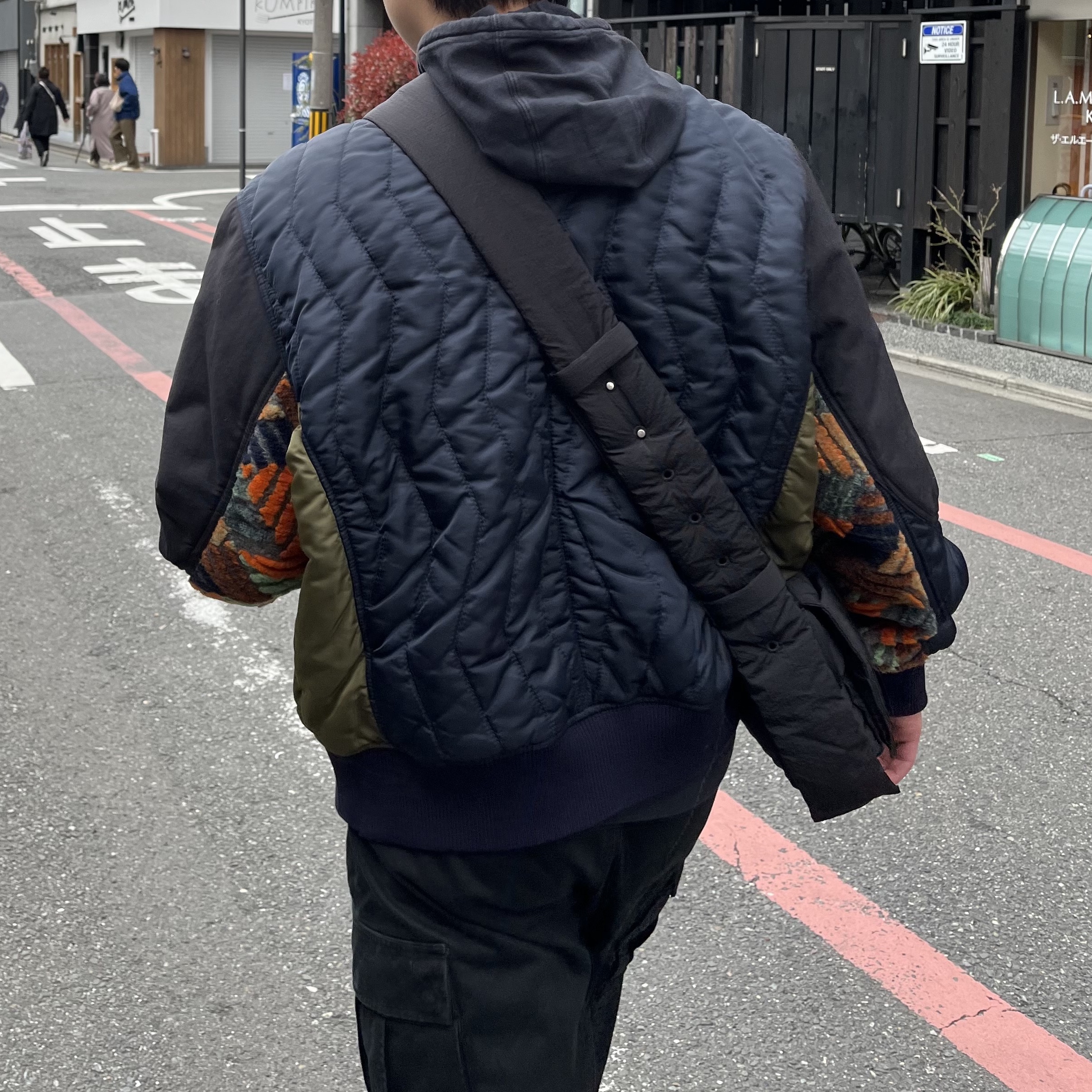 Nike x Supreme Air Force 1 Low Black, Andersson Bell x Asics Contrast Quilting Bomber Jacket Navy 착용 스타일