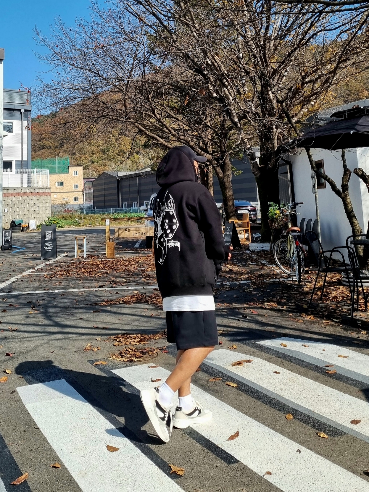 Essentials Distance Sneakers Cream Grey Black 착용 스타일
