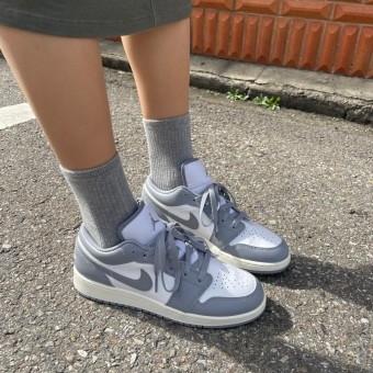 Jordan 1 Low Stealth and White 착용 스타일