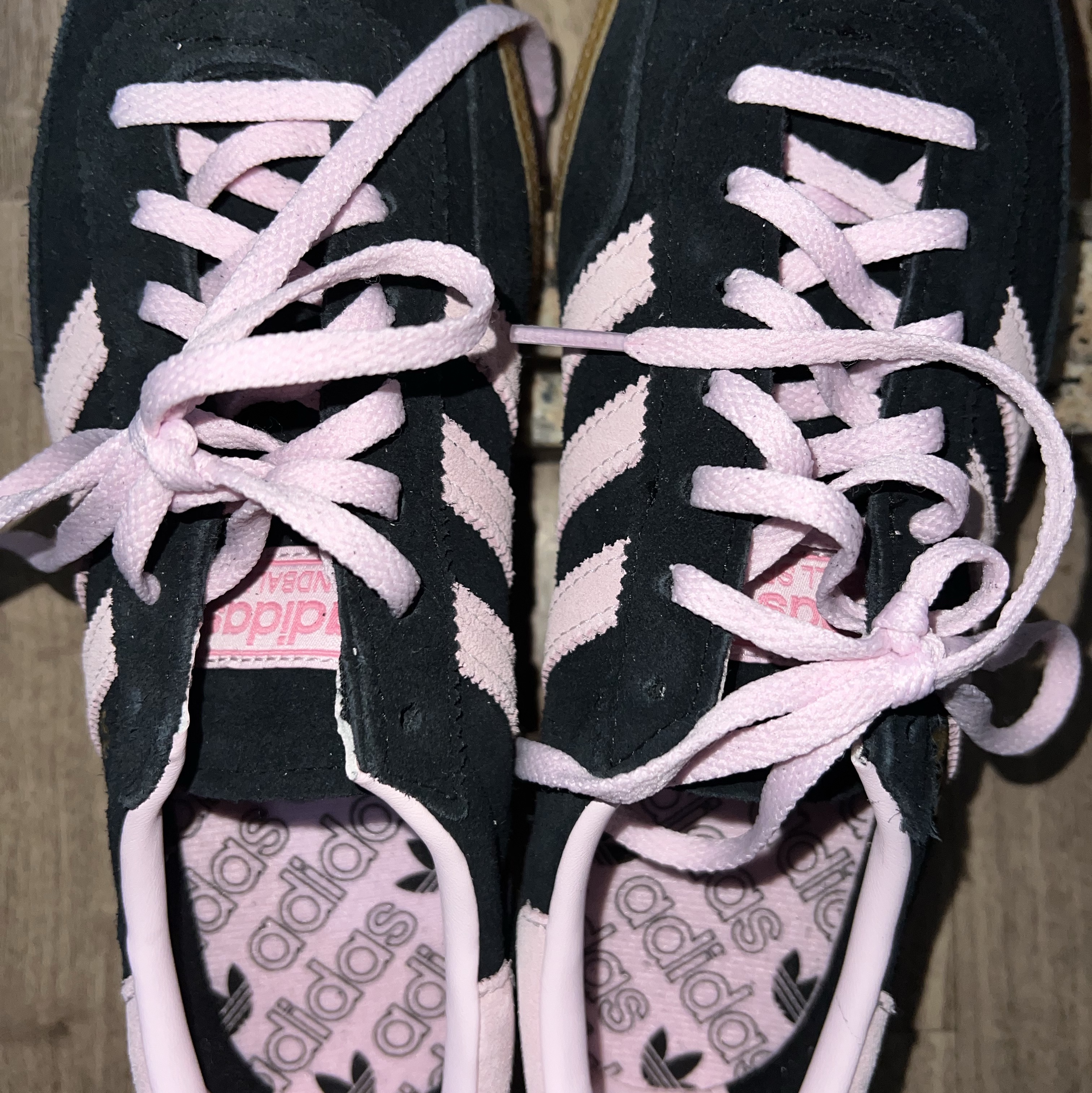 (W) Adidas Spezial Handball Core Black Clear Pink 착용 스타일 - 2