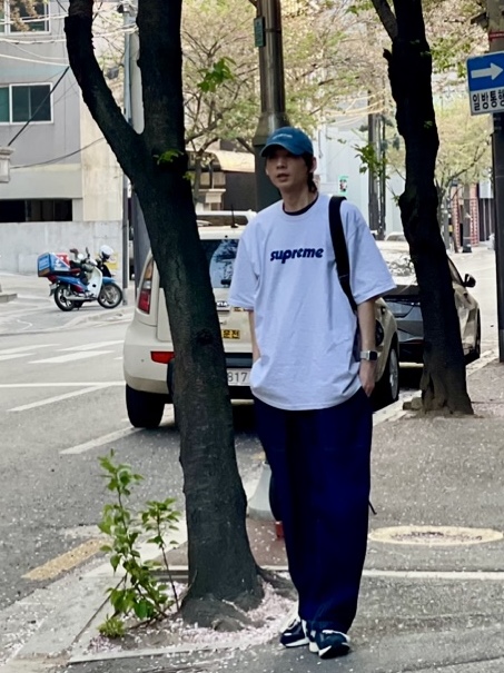 New Balance 2002R Eclipse Castlerock, Supreme Pinline T-Shirt Ash Grey - 24SS 착용 스타일 - 3