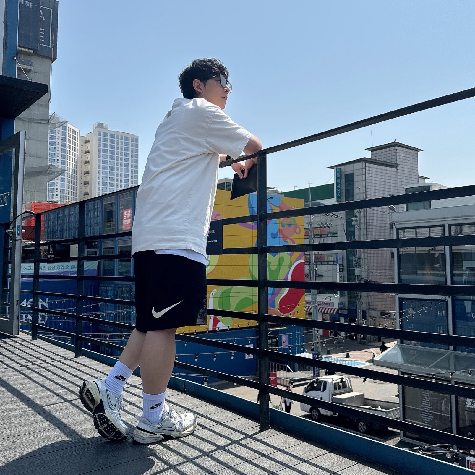 Nike x Stussy Shorts Black (FJ9167-010), Nike x Fear of God Warm Up T-Shirt Pale Ivory 착용 스타일 - 2