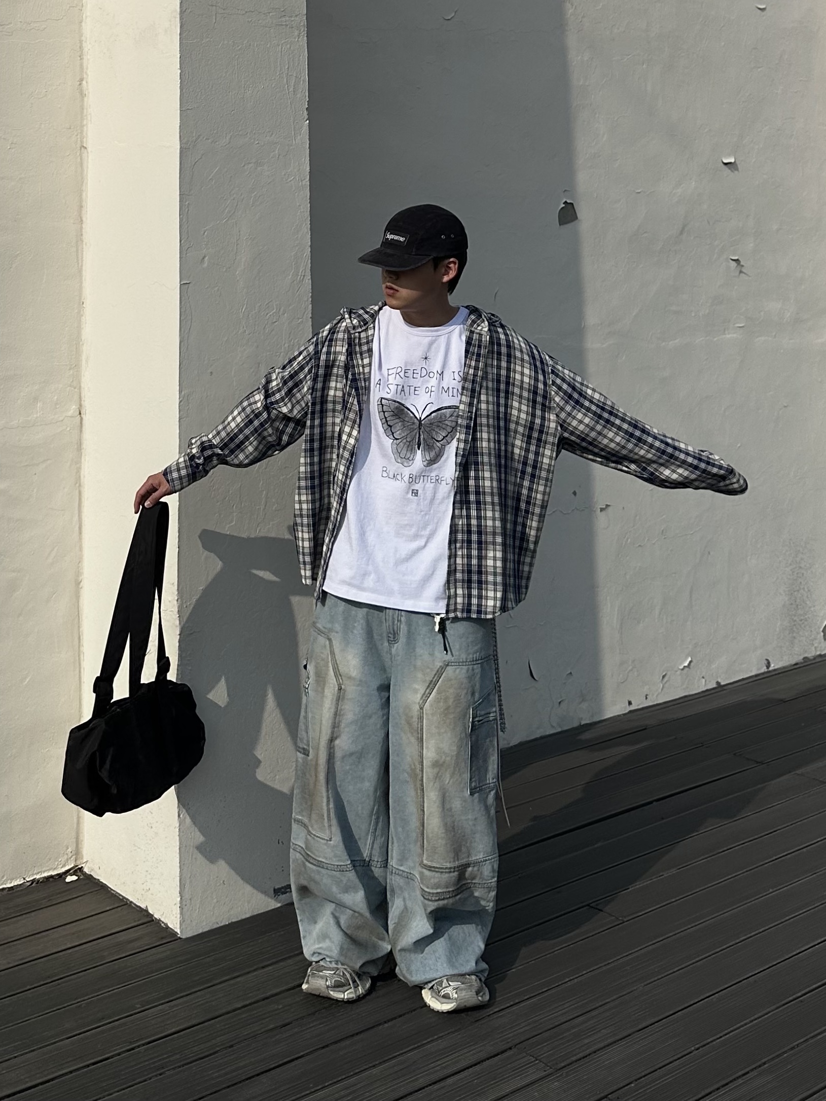 [KREAM 단독] Haleine Carpenter Cargo Dirty Washed Jean Light Blue, Balenciaga 3XL Sneakers Light Beige 착용 스타일 - 1
