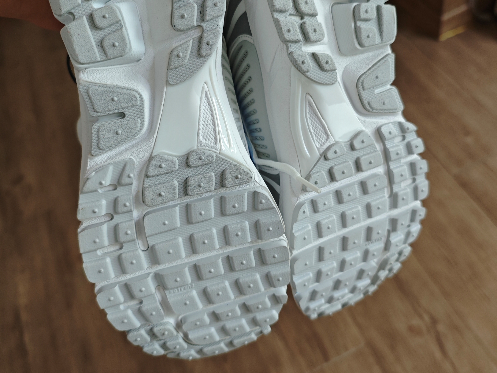Nike Zoom Vomero 5 Photon Dust and University Blue 착용 스타일 - 4