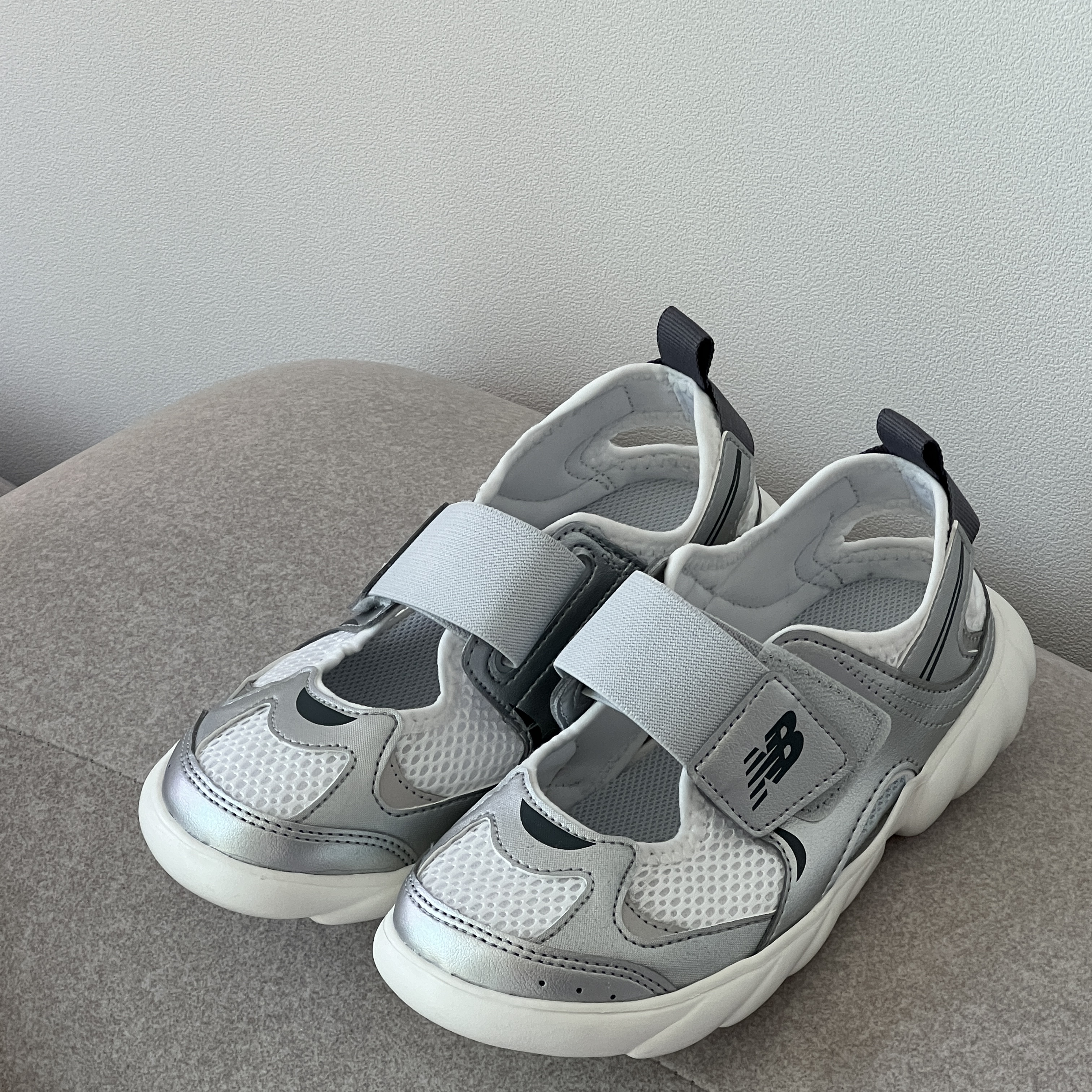 (Kids) New Balance Freedle 920 Sandal Silver 착용 스타일