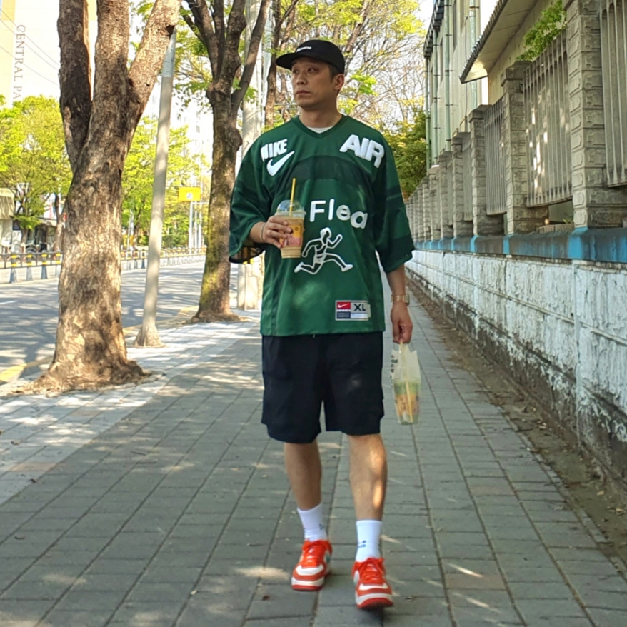 Nike Air Force 1 '07 LV8 Athletic Club Rush Orange Washed Teal, IAB Studio Socks White (5 Pack) 착용 스타일 - 1
