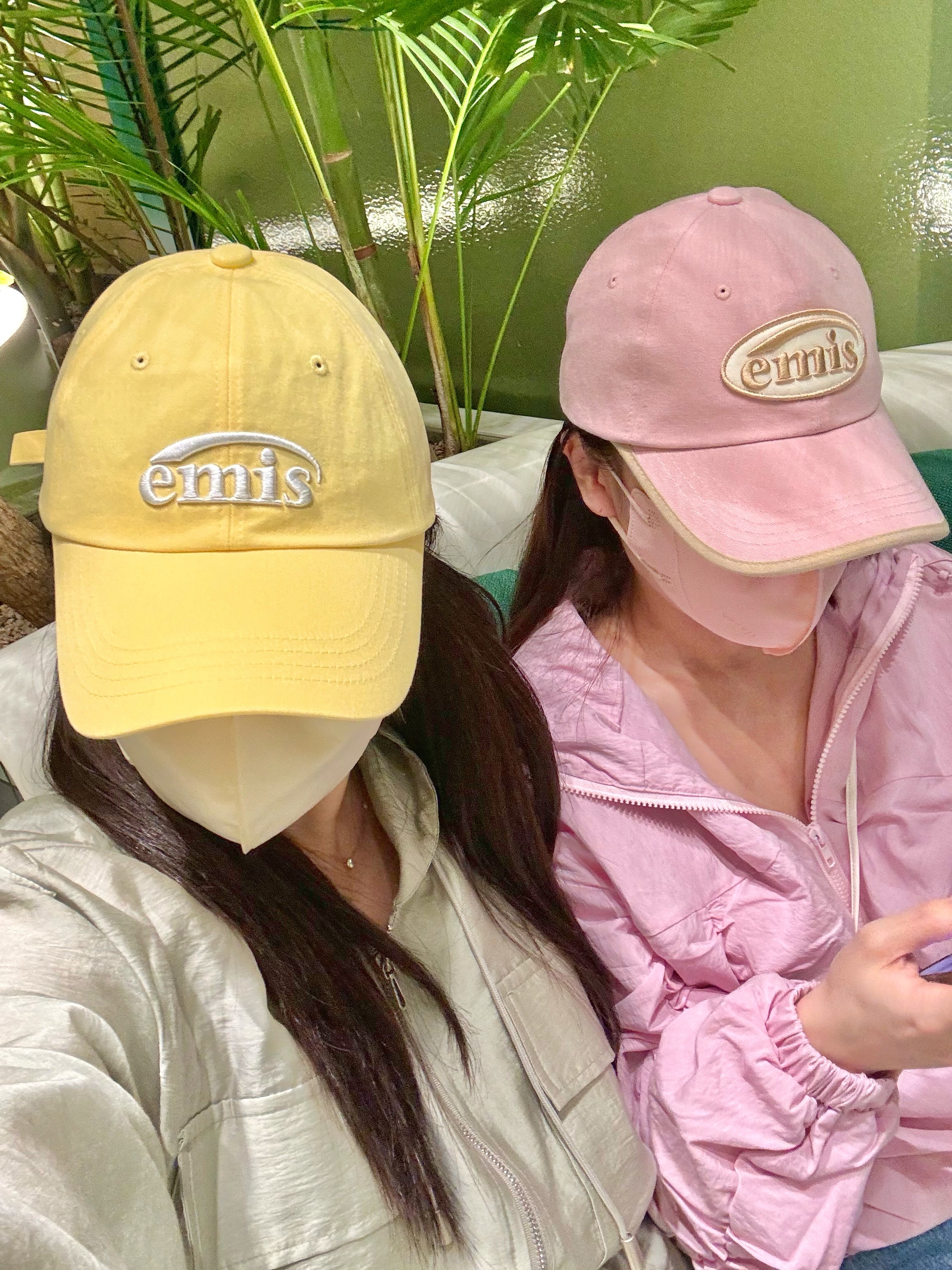 Emis Beige Trimming Ball Cap Pink, Emis New Logo Ball Cap Yellow 착용 스타일 - 3