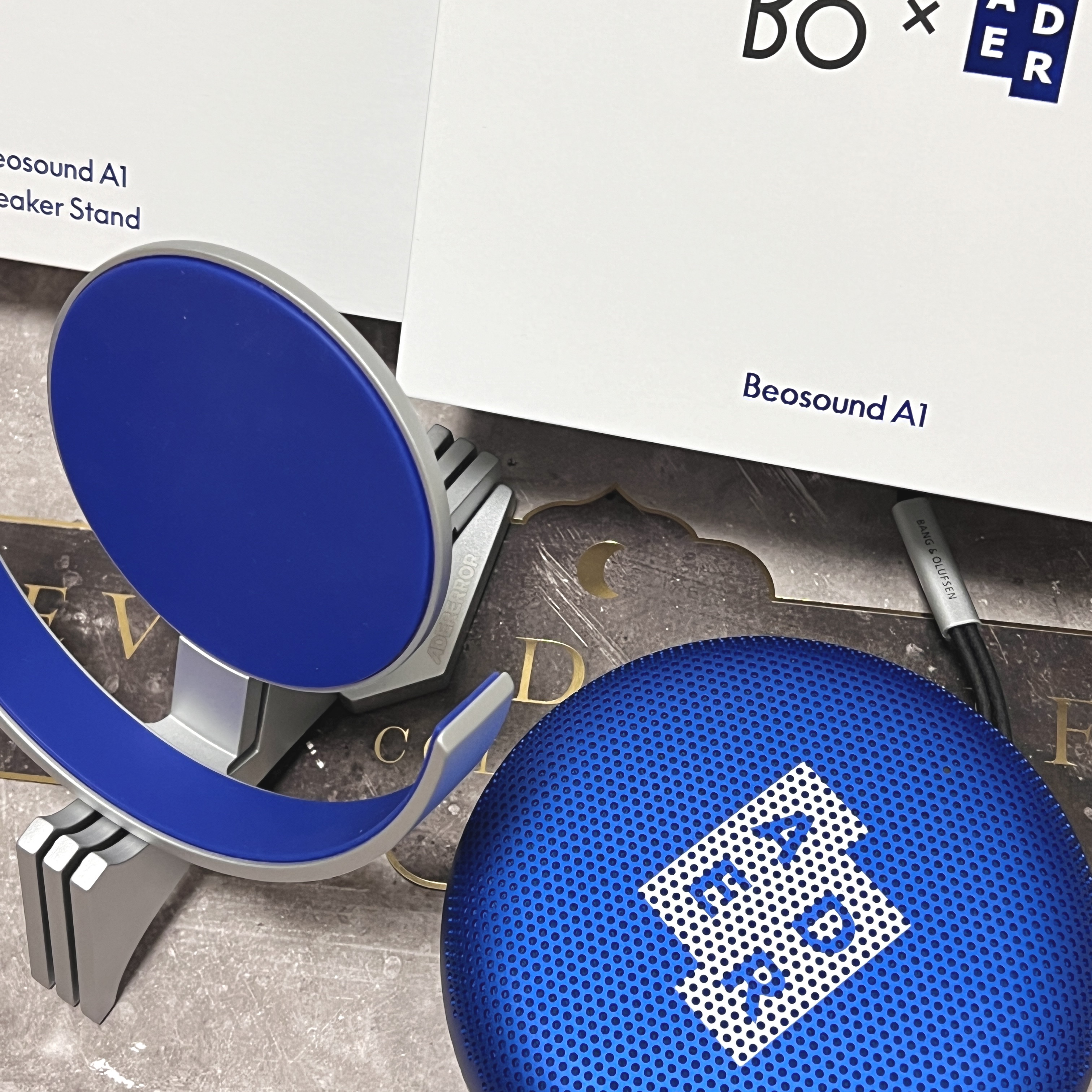 Bang & Olufsen x Ader Error Beosound A1 Ader Error Edition Z-Blue (With Speaker Stand) - Korean Ver. 착용 스타일 - 2