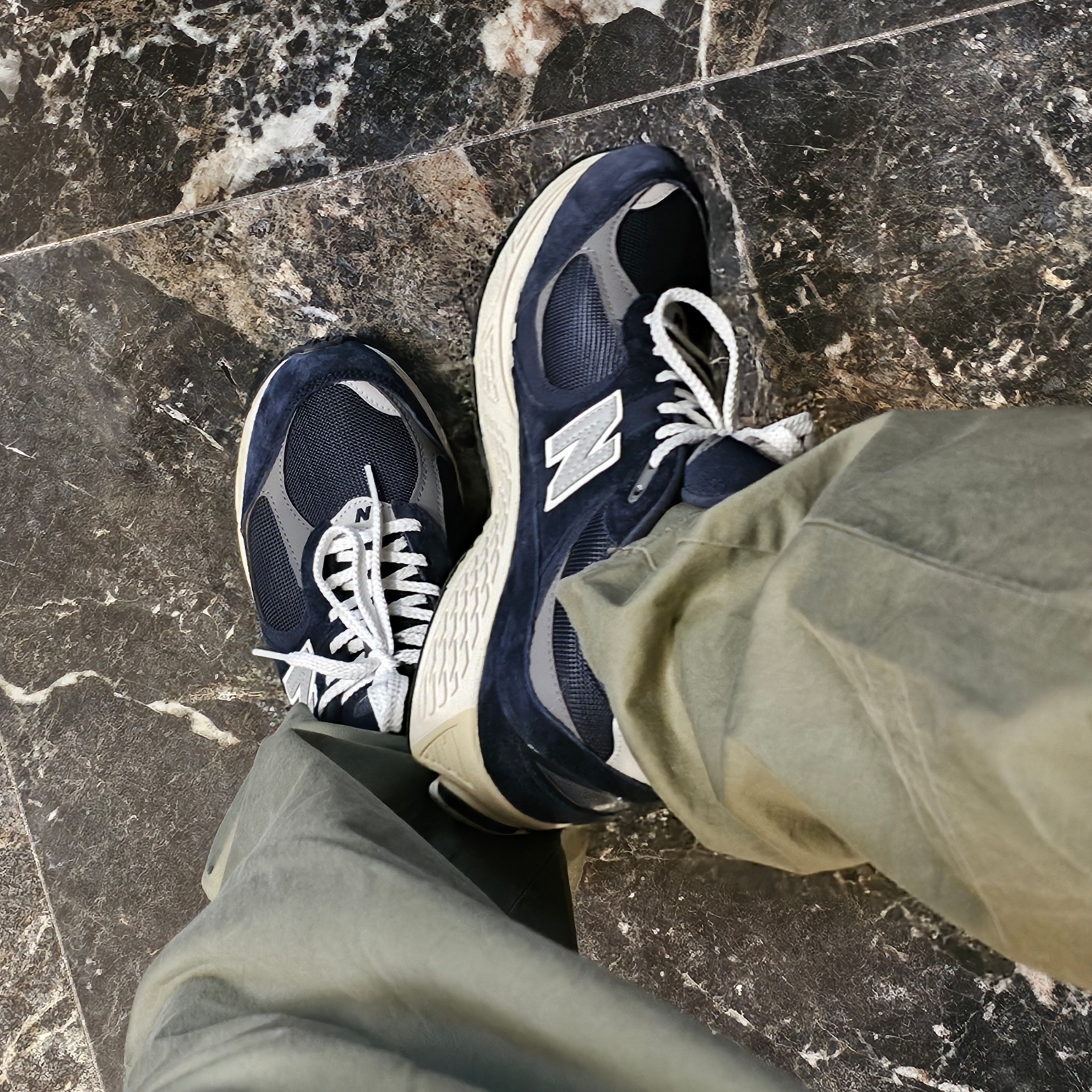 New Balance 2002R Eclipse Castlerock 착용 스타일 - 2