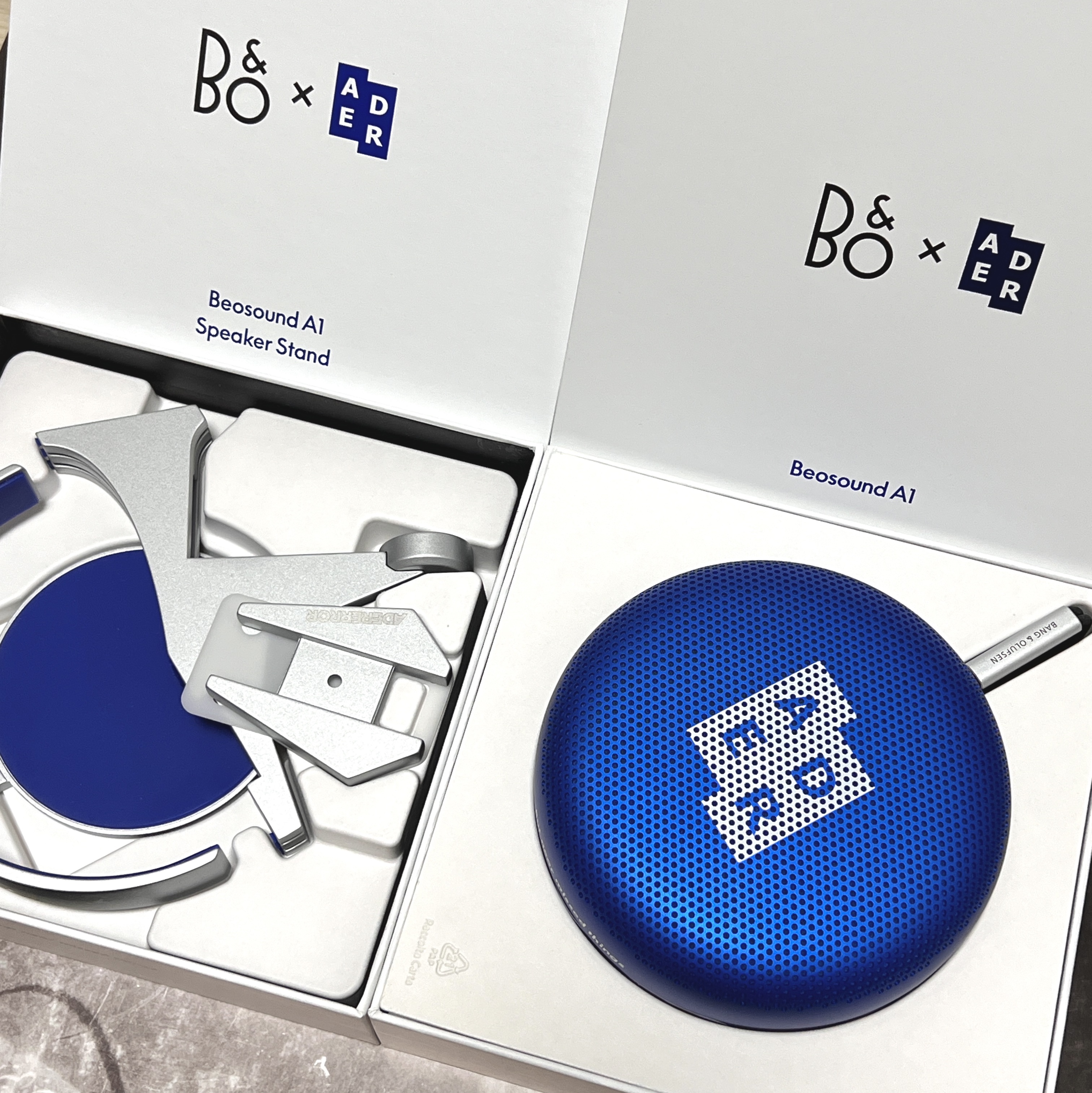 Bang & Olufsen x Ader Error Beosound A1 Ader Error Edition Z-Blue (With Speaker Stand) - Korean Ver. 착용 스타일 - 1