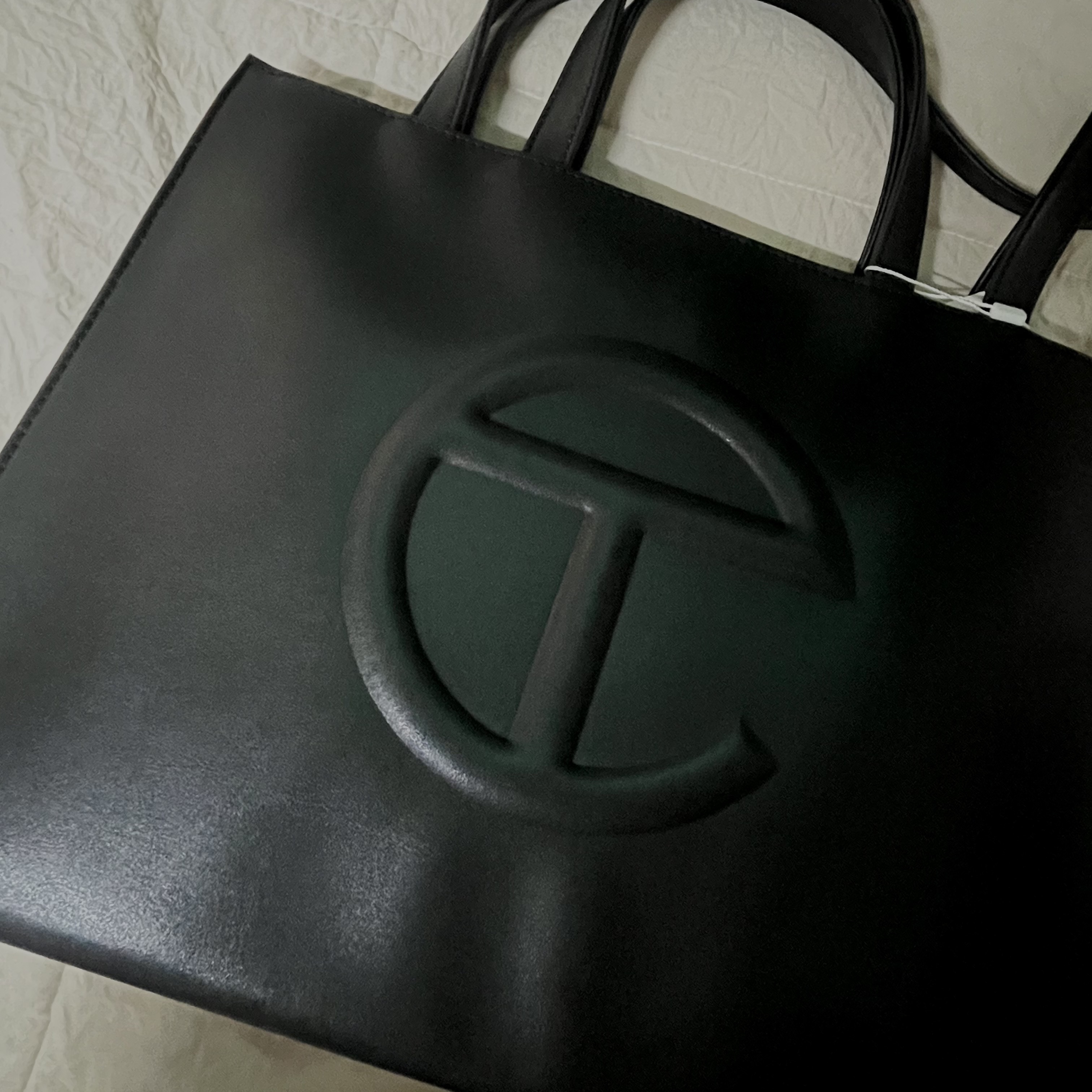 Telfar Medium Shopping Bag Black 착용 스타일