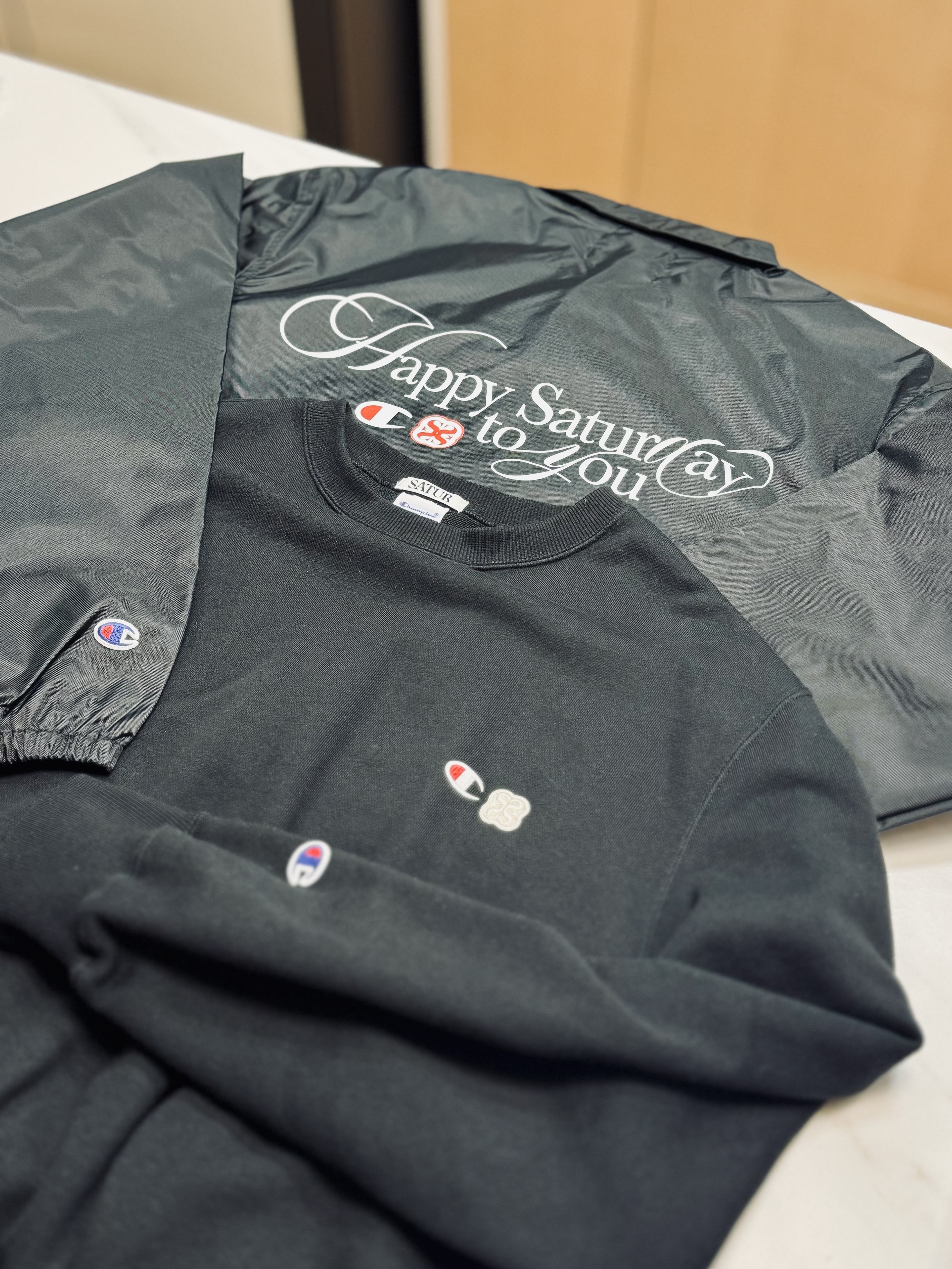 Champion x Satur French Terry Crewneck Sweatshirt Classic Black, Champion x Satur French Terry Crewneck Sweatshirt Melange Grey 착용 스타일