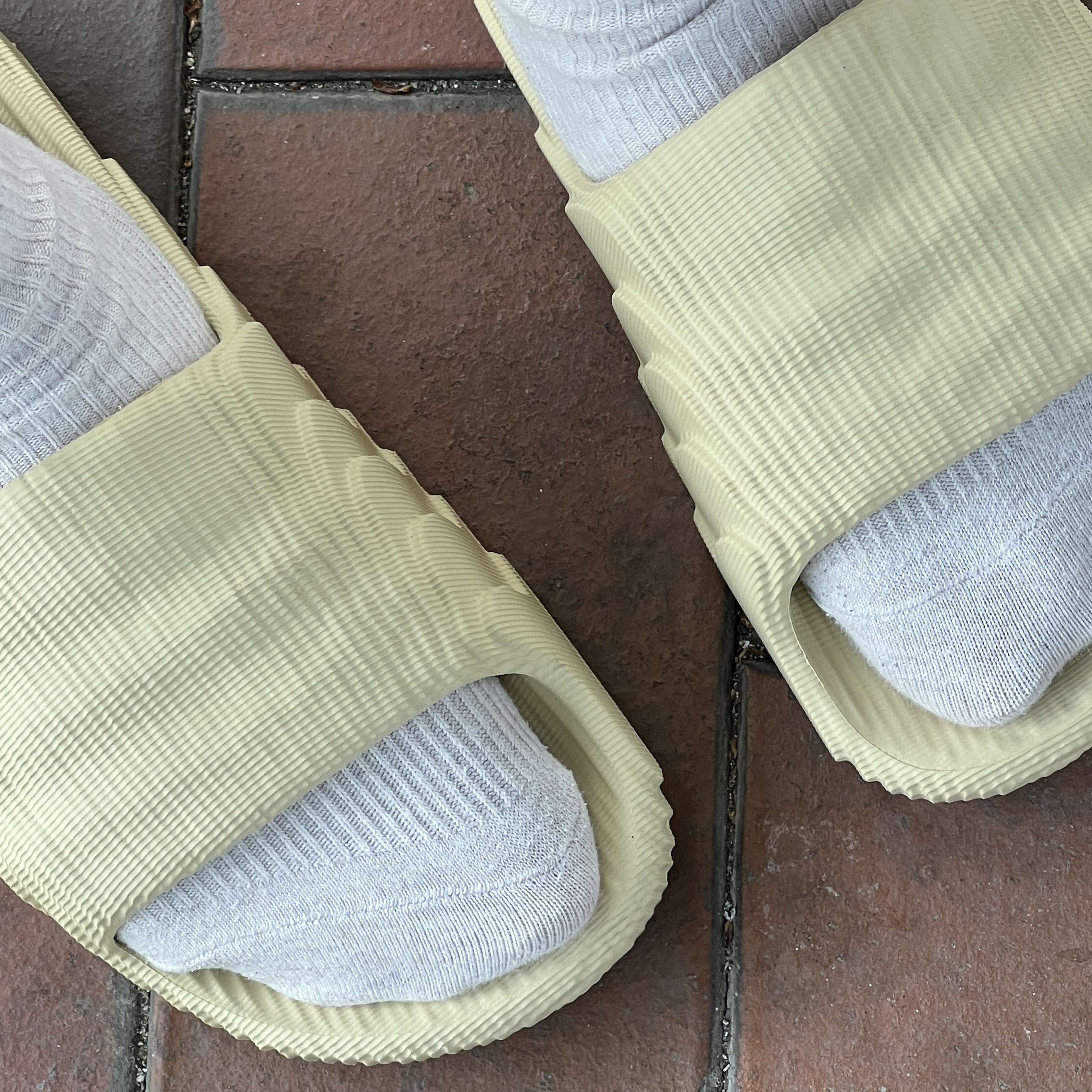 Adidas Adilette 22 Desert Sand 착용 스타일