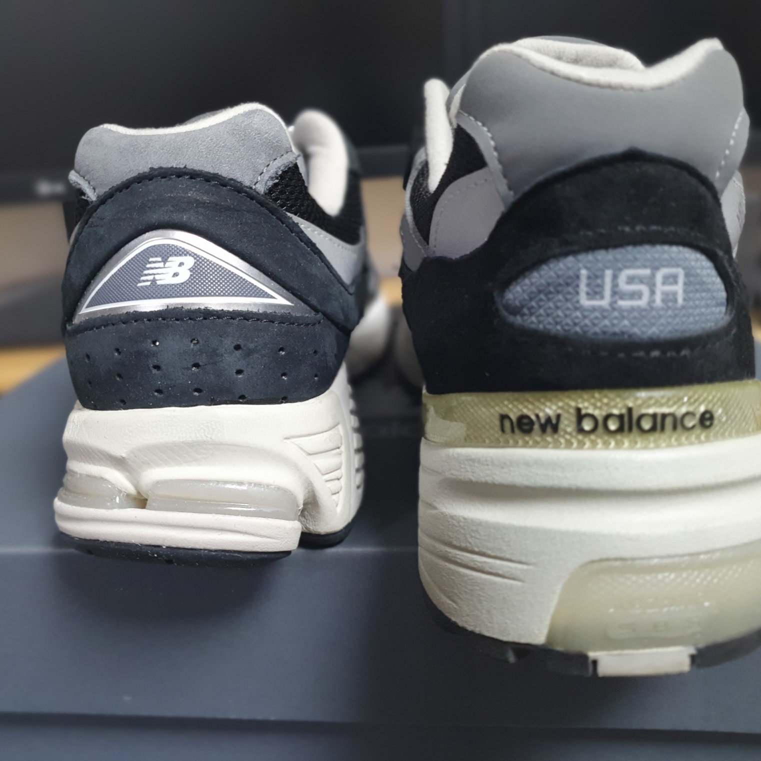 New Balance 992 Made in USA Black Grey, New Balance 2002R Premium Vintage Black 착용 스타일 - 3