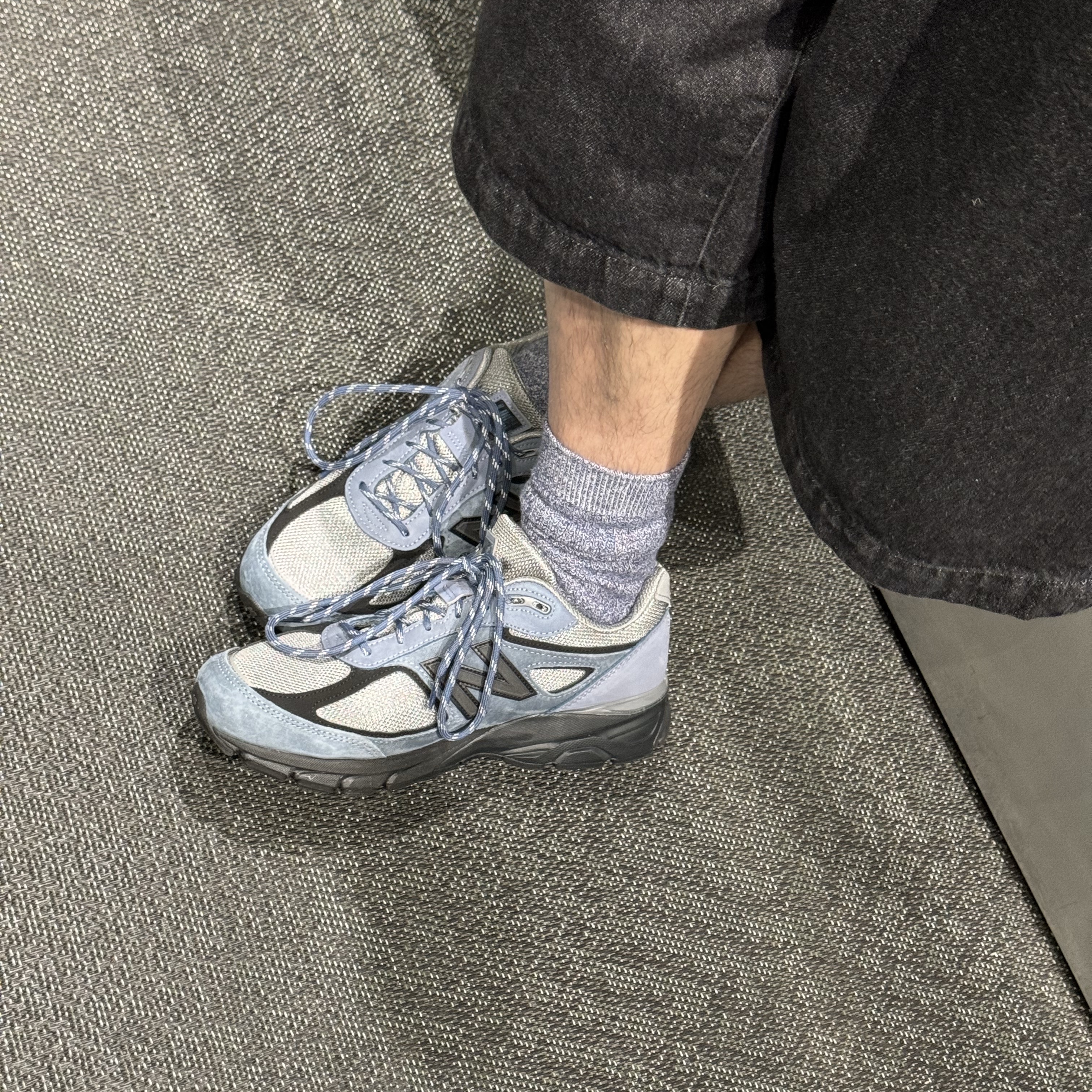 New Balance 990v4 Made in USA Arctic Grey 착용 스타일 - 2