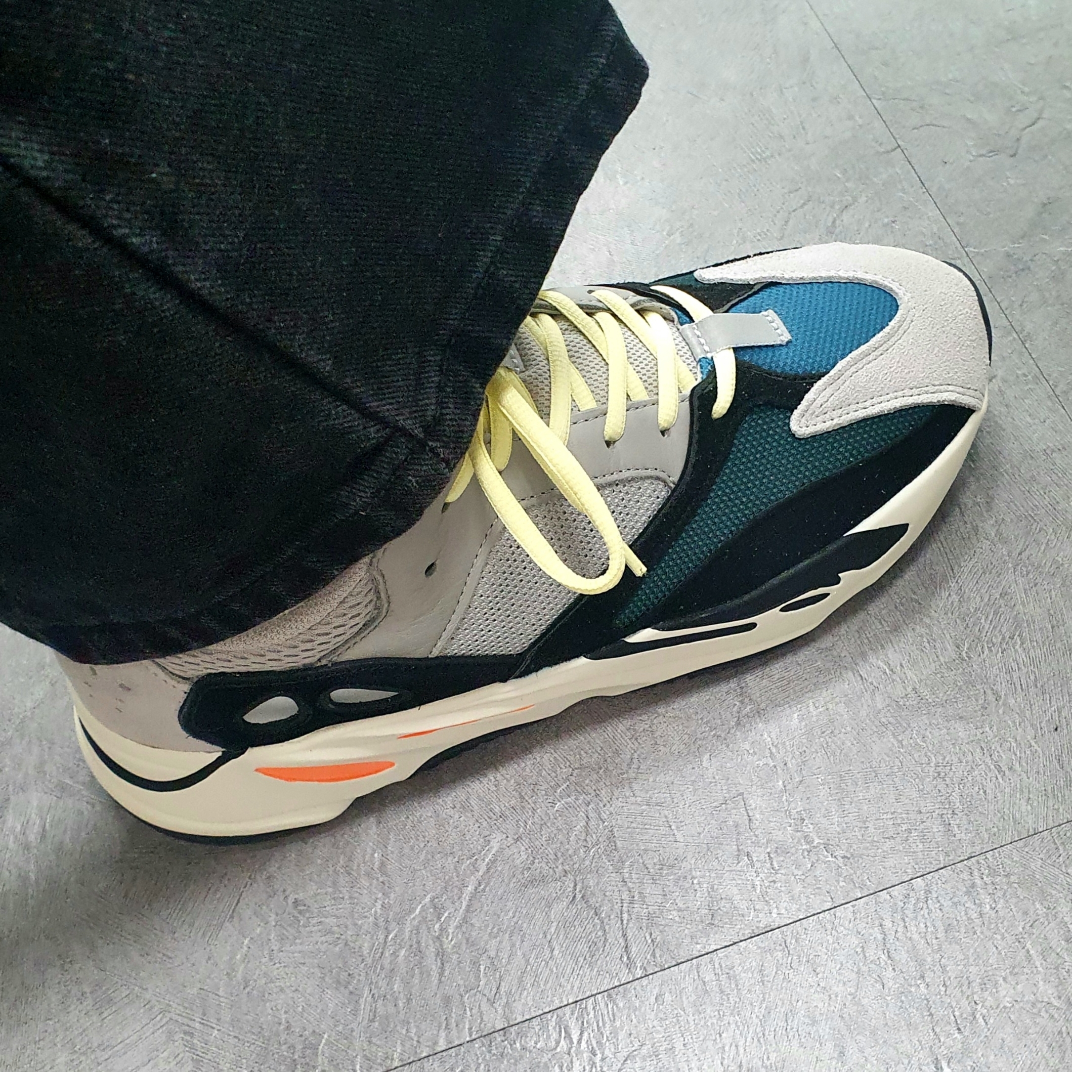 Adidas Yeezy Boost 700 Wave Runner Solid Grey 2021/2022 착용 스타일