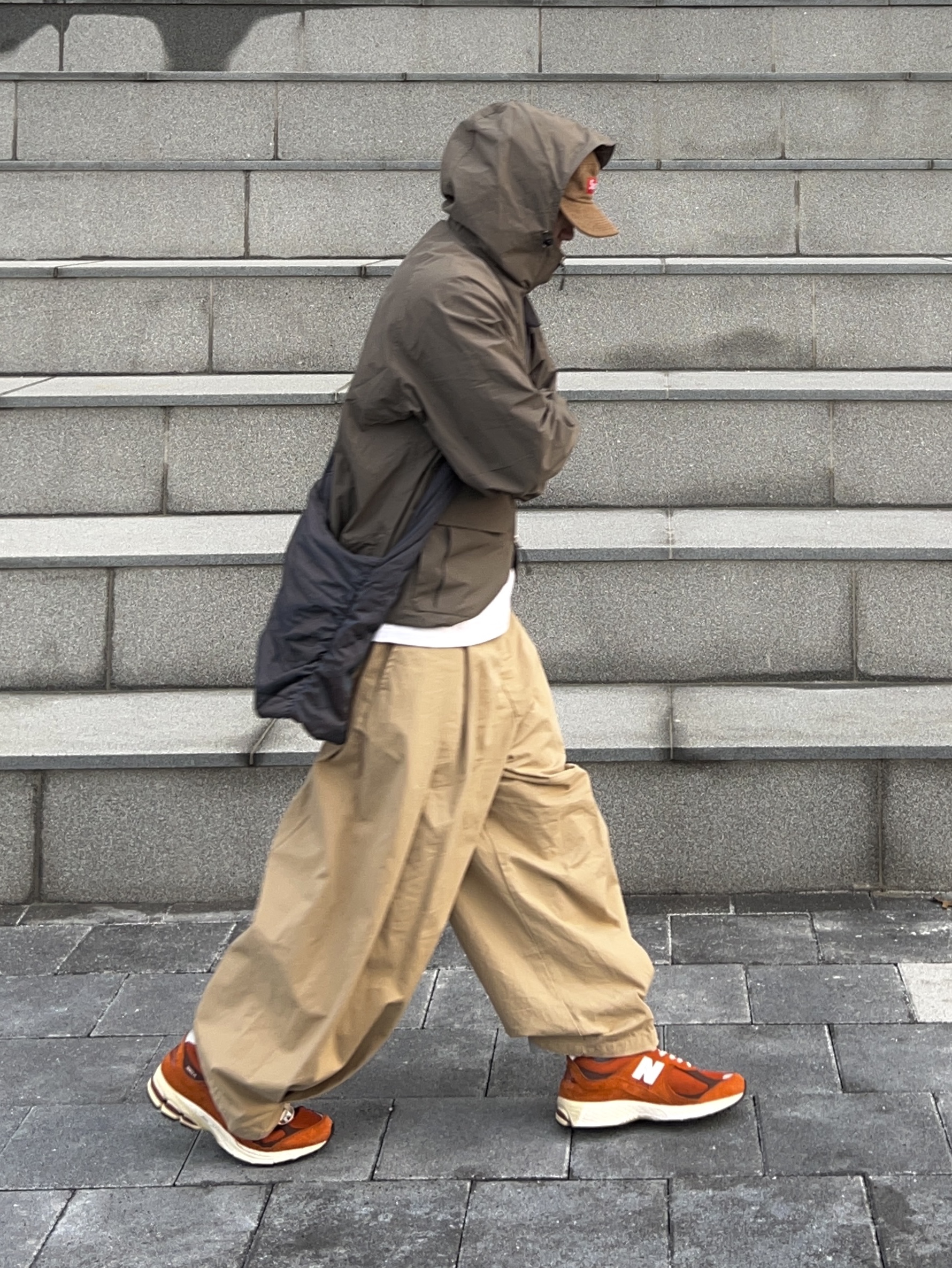 New Balance 2002R Rust Oxide 착용 스타일 - 3