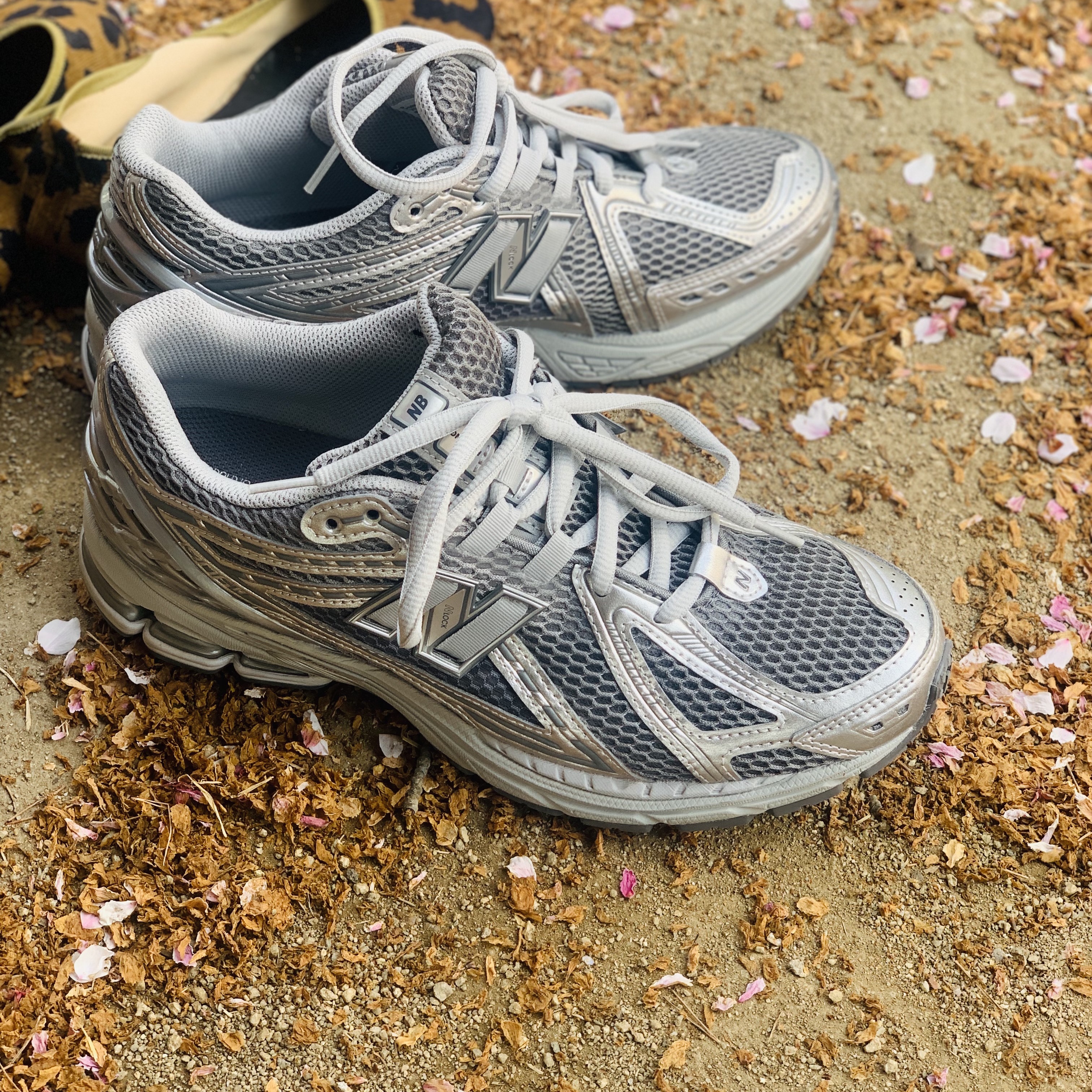 New Balance 1906R Harbor Grey Silver Metalic 착용 스타일 - 2