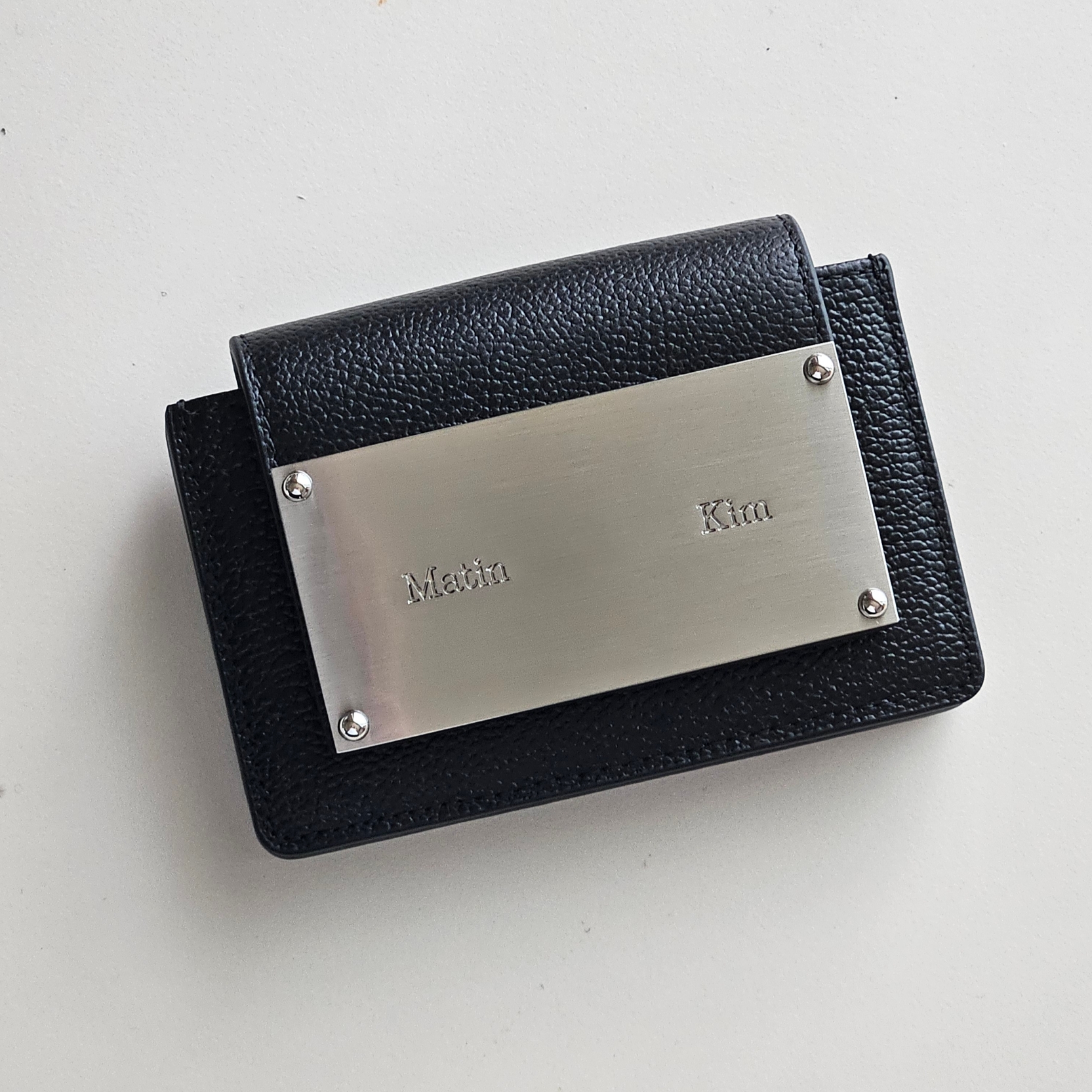 Matin Kim Accordion Wallet Black 착용 스타일