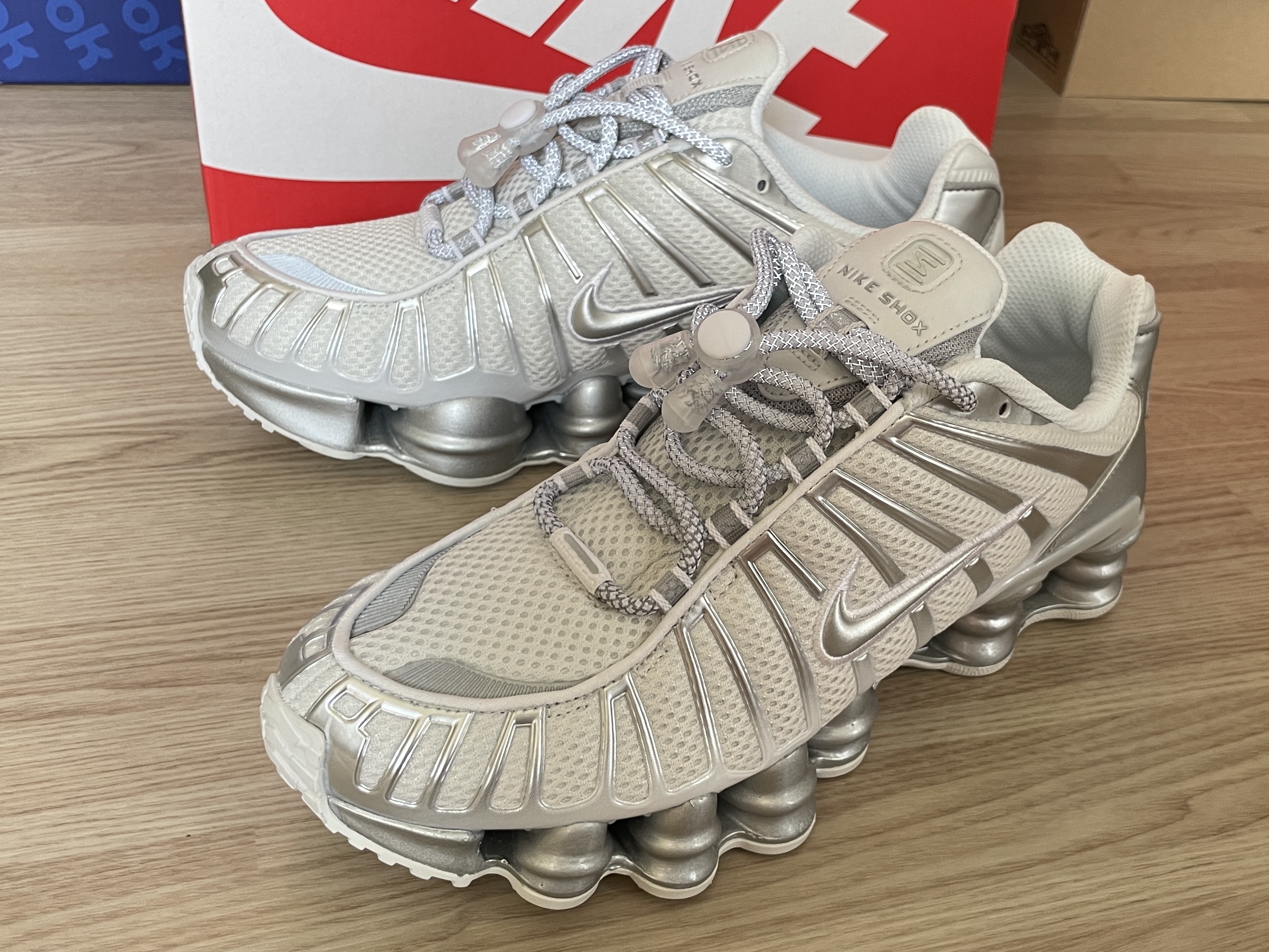 (W) Nike Shox TL Metallic Silver 착용 스타일 - 2