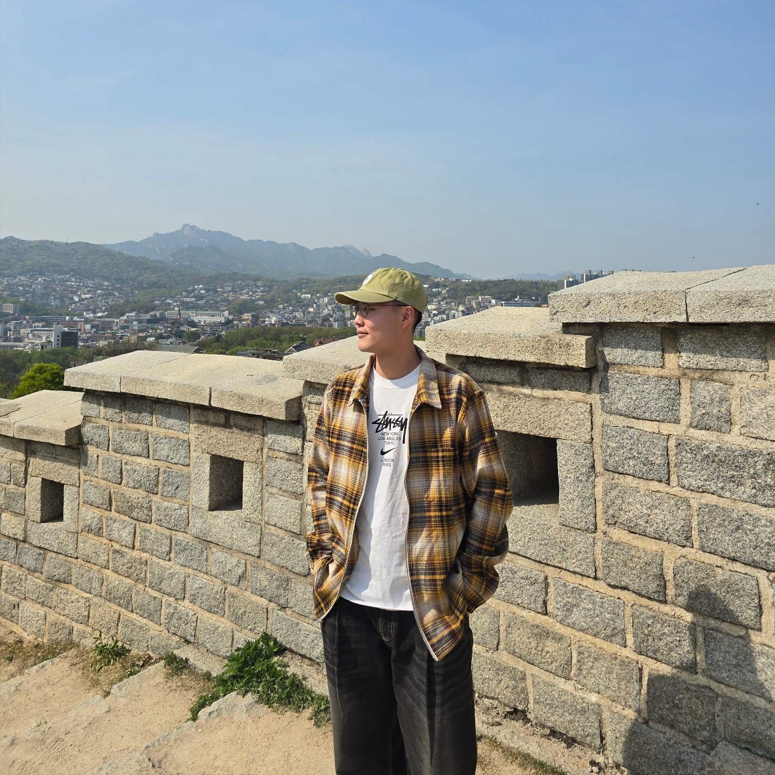 Nike x Stussy WT T-Shirt White - Asia, Supreme Pigment Canvas S Logo 6-Panel Olive - 23SS 착용 스타일 - 1