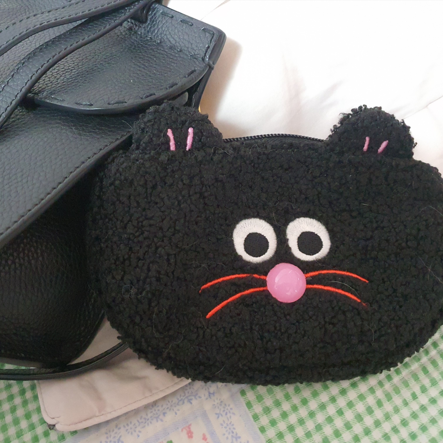 Monamhee Pouch Black 착용 스타일