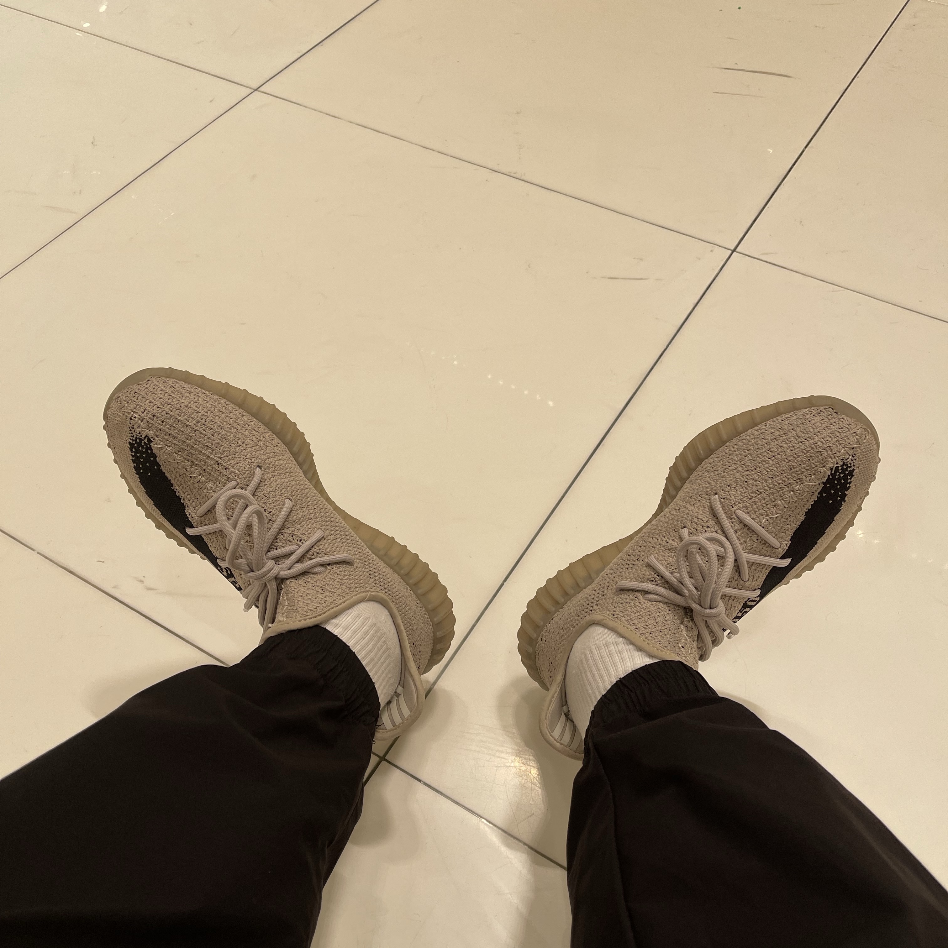 Adidas Yeezy Boost 350 V2 Slate Core Black 2022/2023 착용 스타일