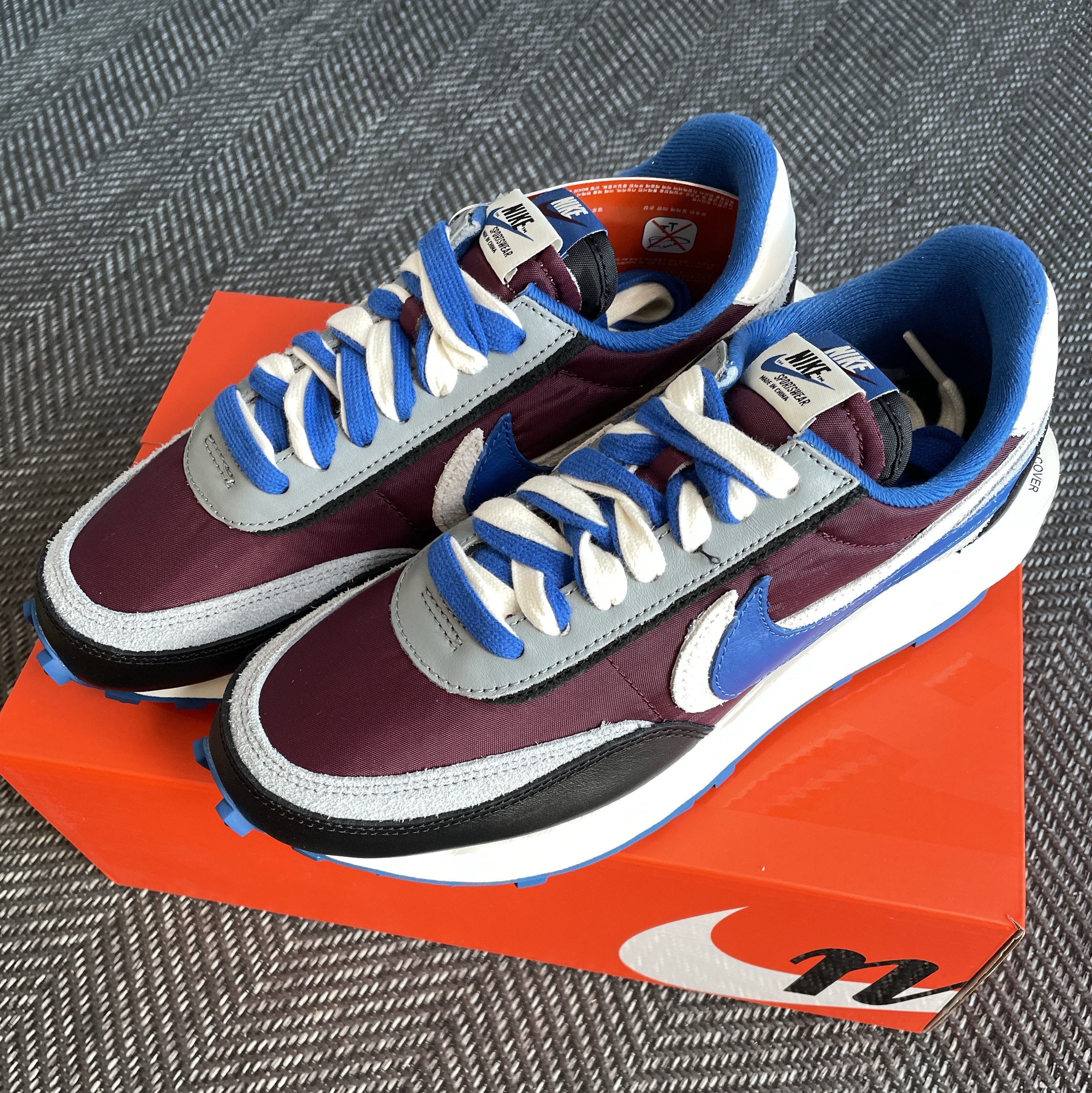 Nike x Sacai x Undercover LDWaffle Night Maroon Team Royal 착용 스타일