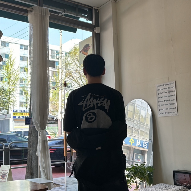 Stussy 8 Ball Pigment Dyed T-Shirt Black 착용 스타일