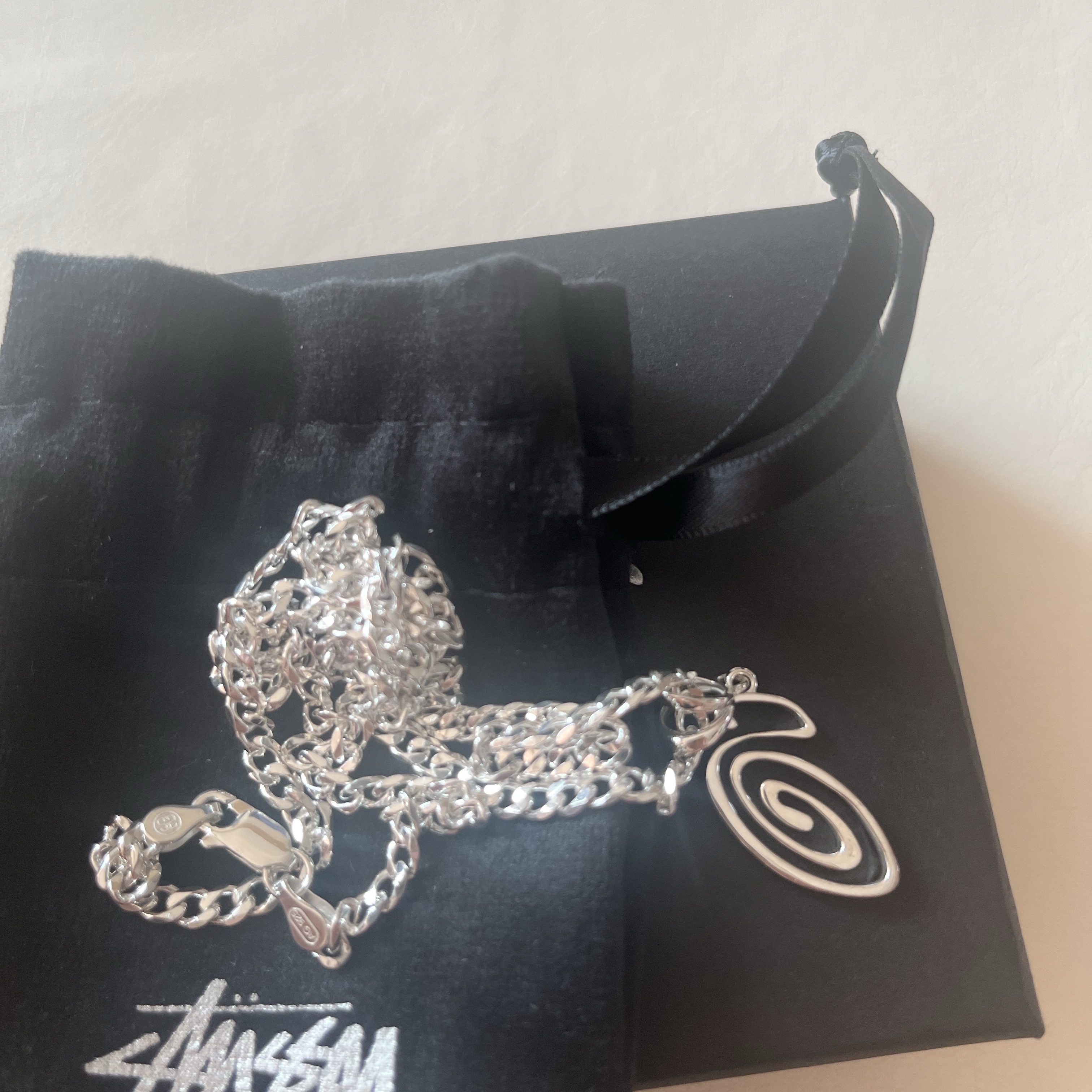 Stussy Swirly S Chain Sterling Silver 착용 스타일 - 2