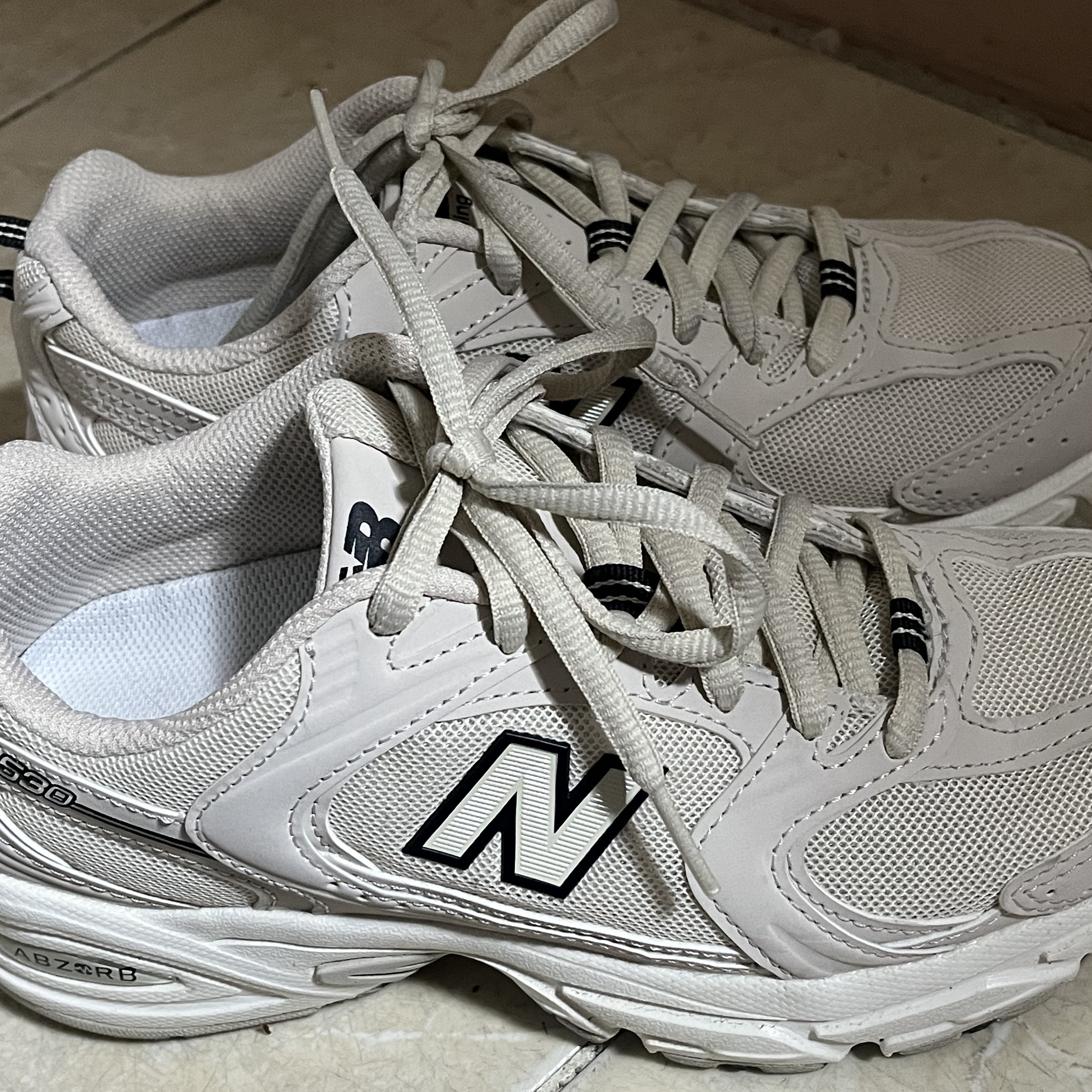 New Balance 530 Ivory 착용 스타일