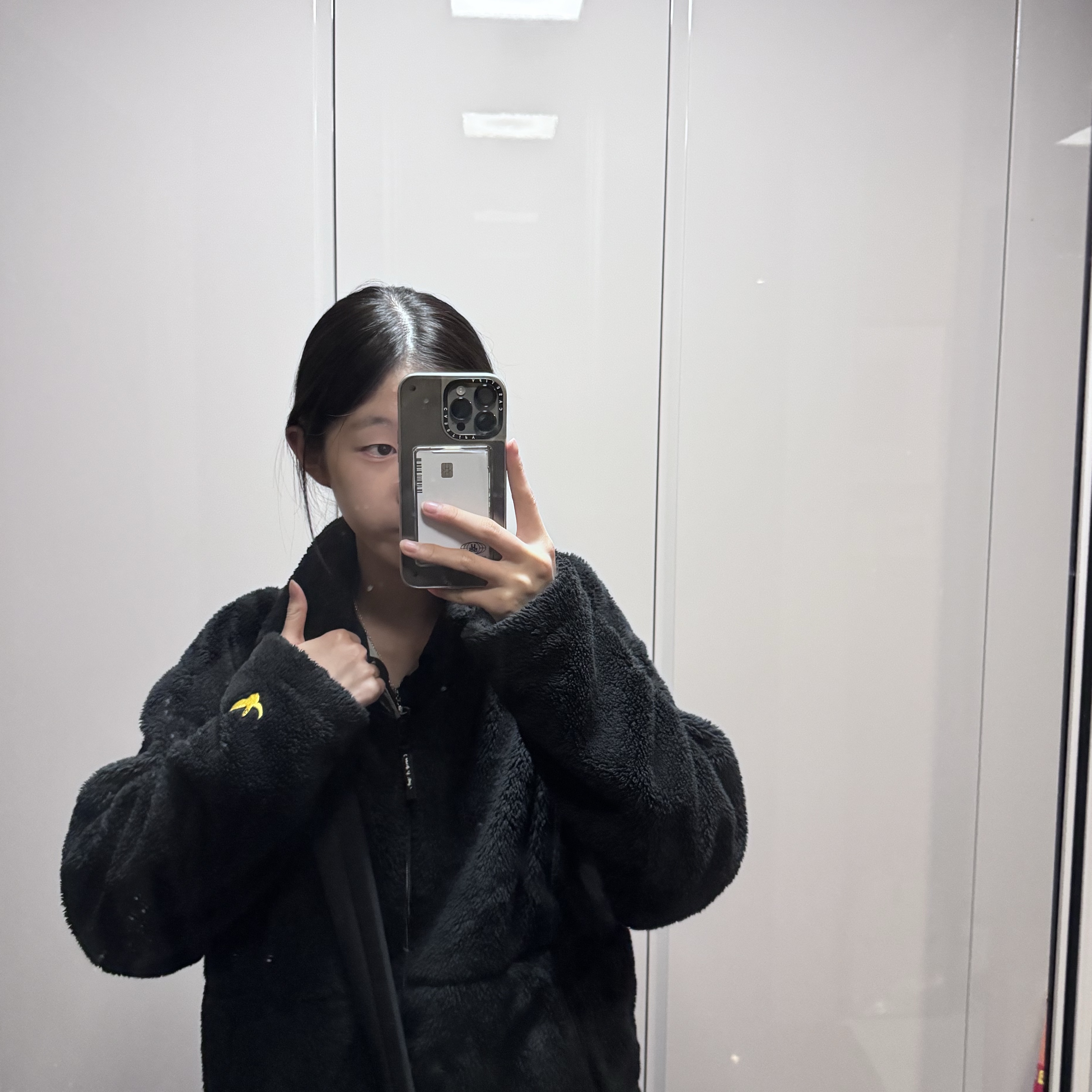 Casetify x Matin Kim iPhone Signature Magsafe Mirror Case Silver, Matin Kim Big Padding Messenger Bag Black 착용 스타일