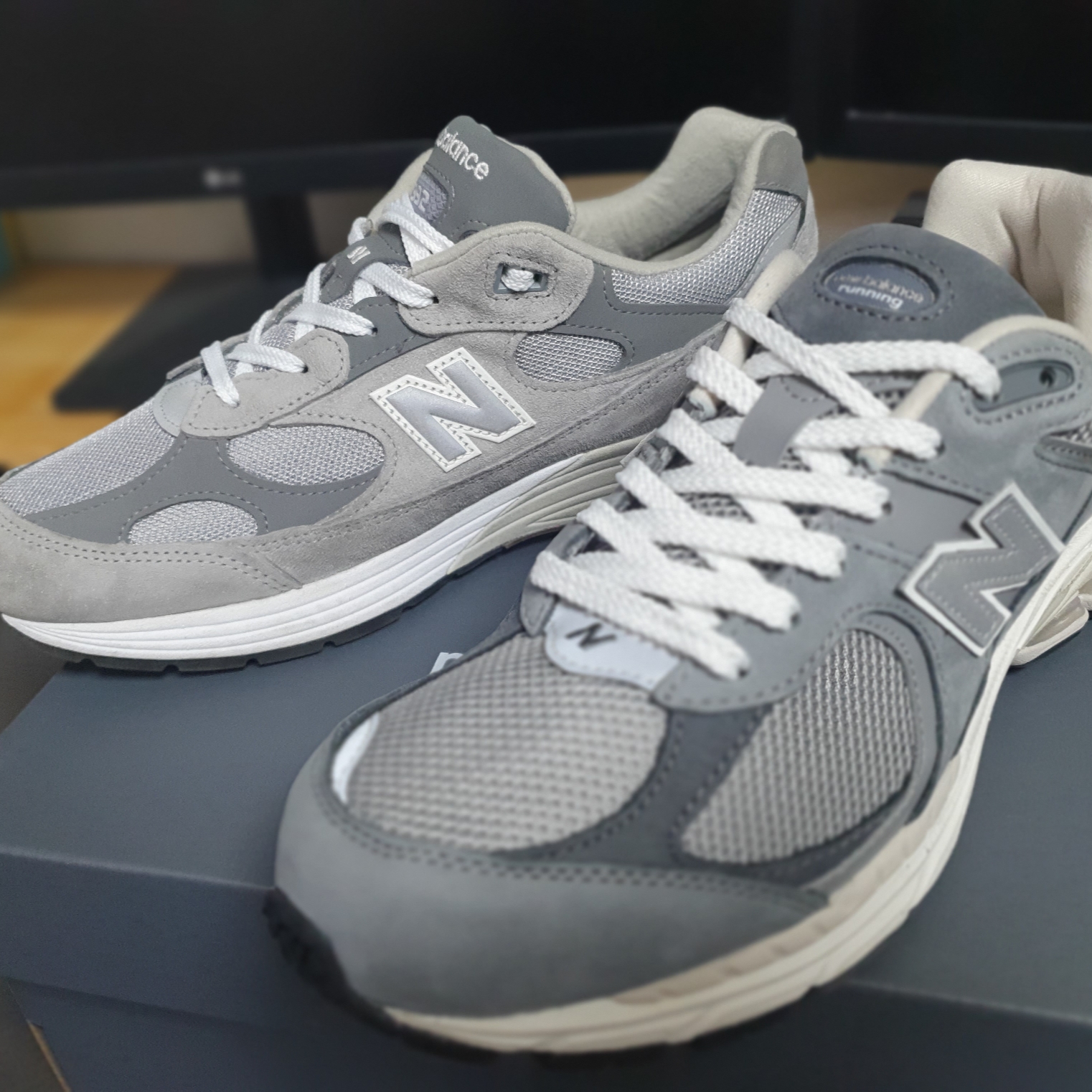 New Balance 992 Made in USA Grey - D Standard, New Balance 2002R Premium Vintage Grey 착용 스타일 - 2