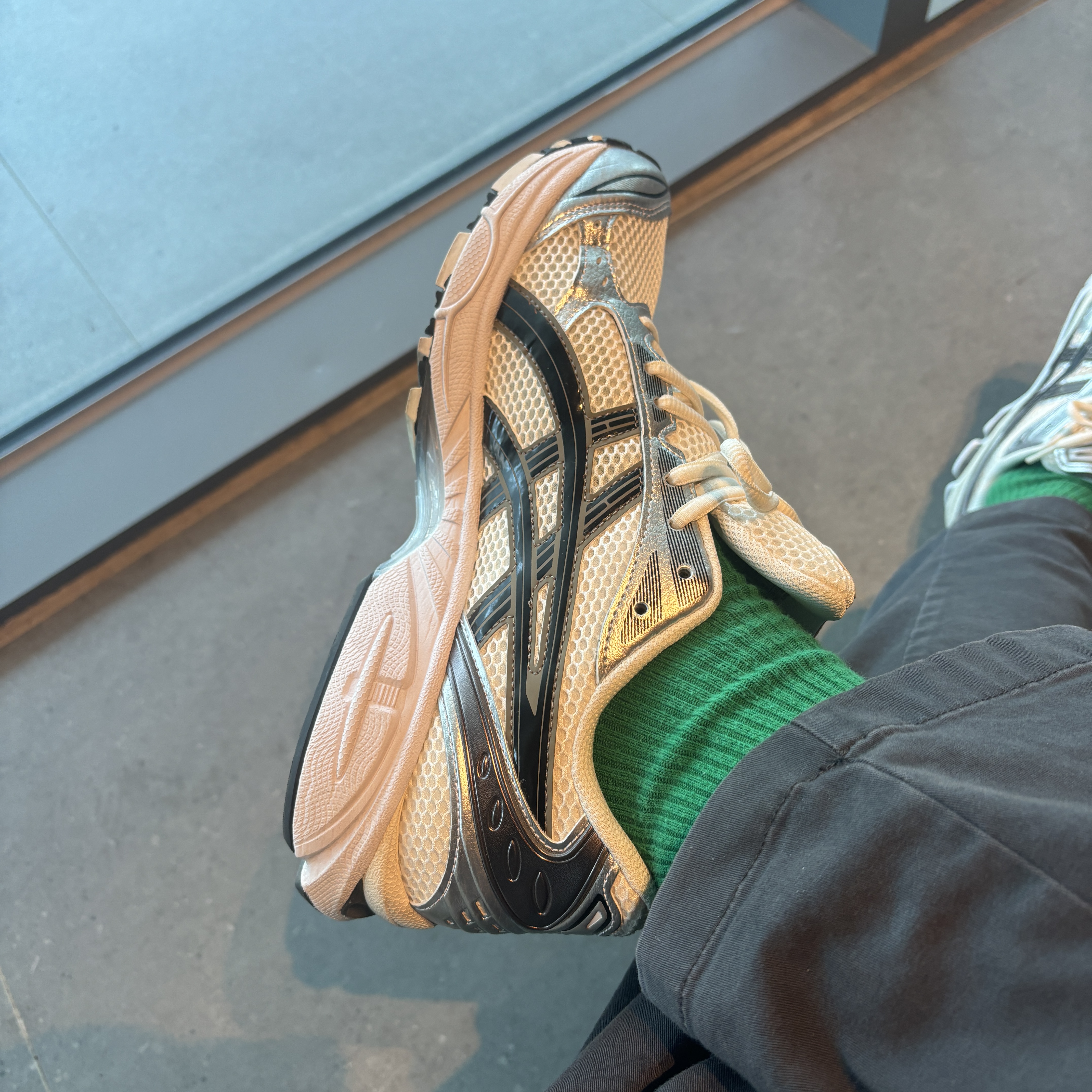 Asics Gel-Kayano 14 Cream Black 착용 스타일